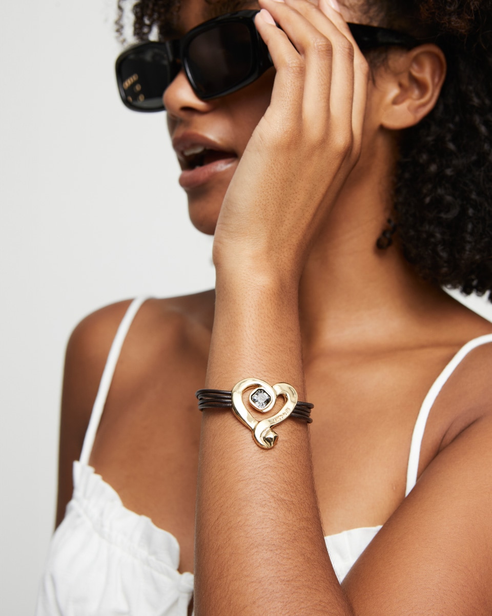 Imagen 6 de Pulsera de cuero con corazón bañado en oro 18k con cristal negro - UNO de 50 - Oro Oro