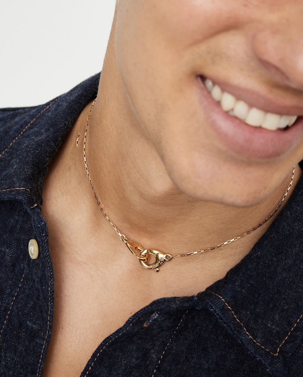 Collar bañado en oro 18k con detalle de mosquetón entrelazado Oro-6