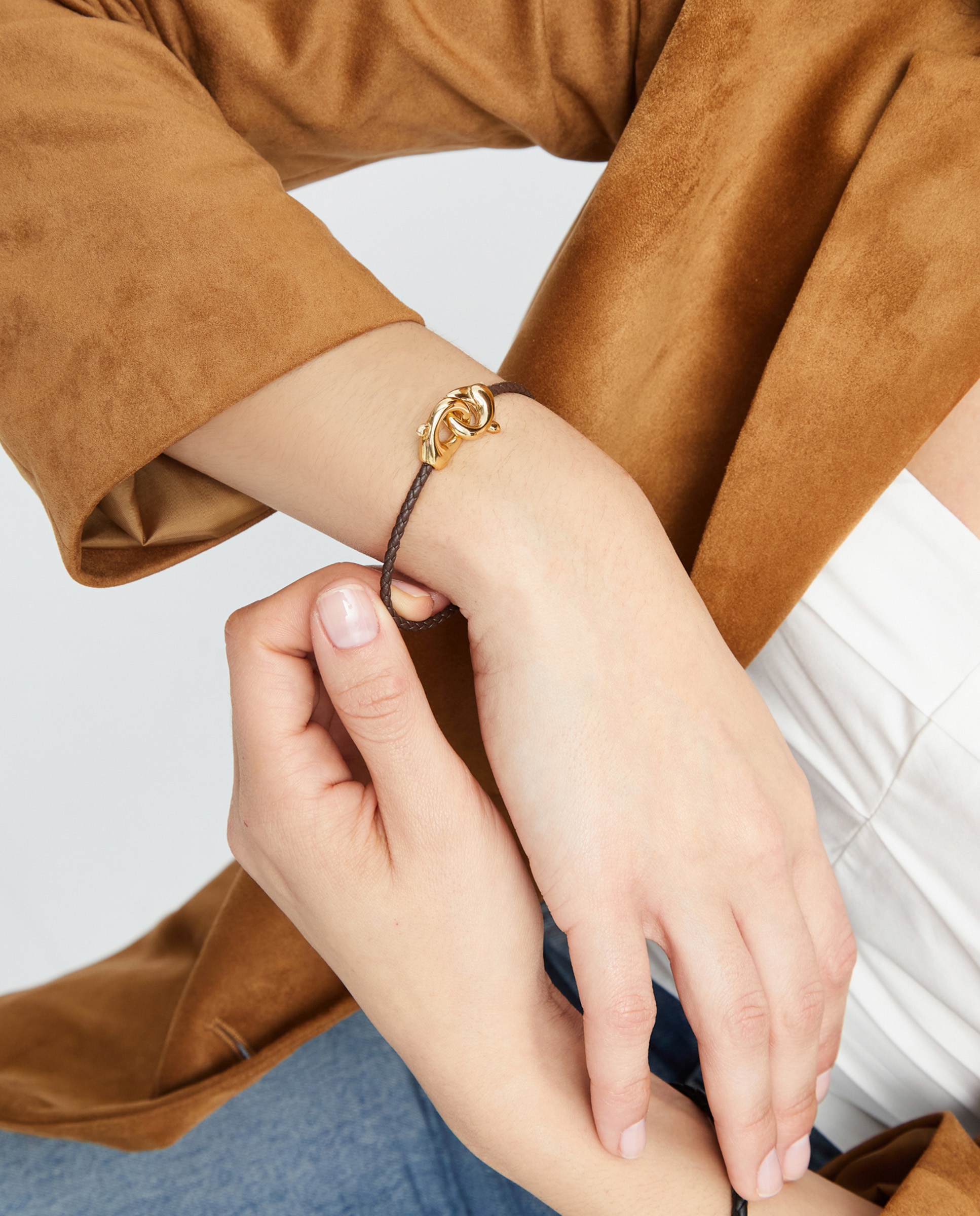 Pulsera de cuero con detalle de mosquetón entrelazado bañado en oro 18k - UNO de 50 - Oro Oro-5
