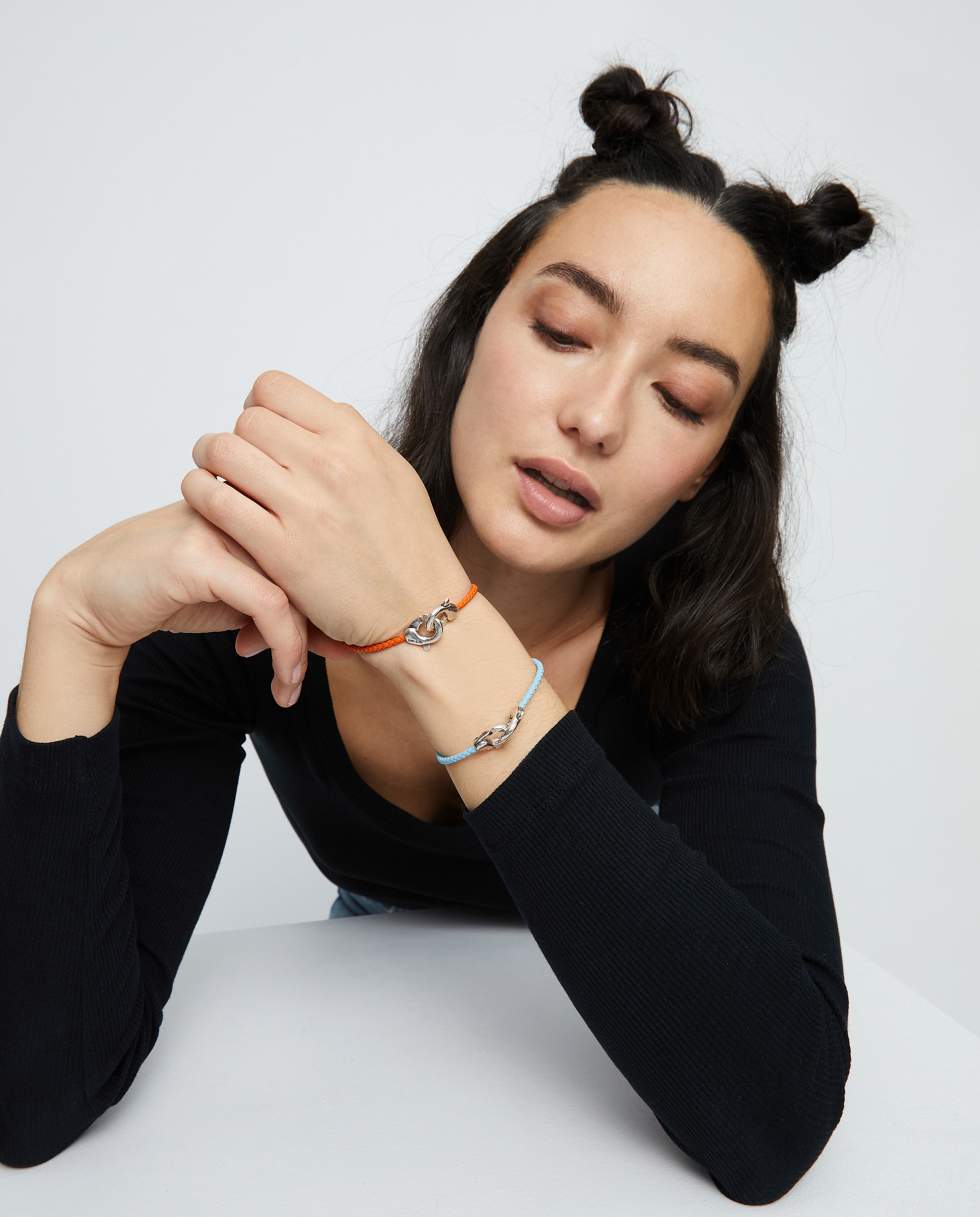 Pulsera de cuero con detalle de mosquetón entrelazado bañado en plata de ley - UNO de 50 - Plata Plata-6