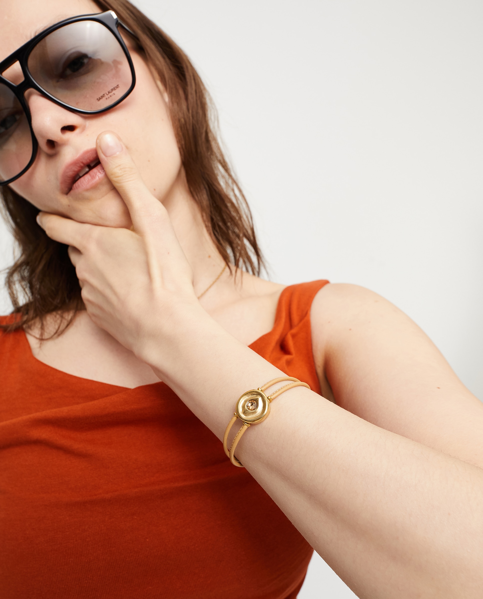 Imagen 5 de Pulsera de cuero doble crema con detalle de ojo bañado en oro 18k y cristal - UNO de 50 - Oro Oro