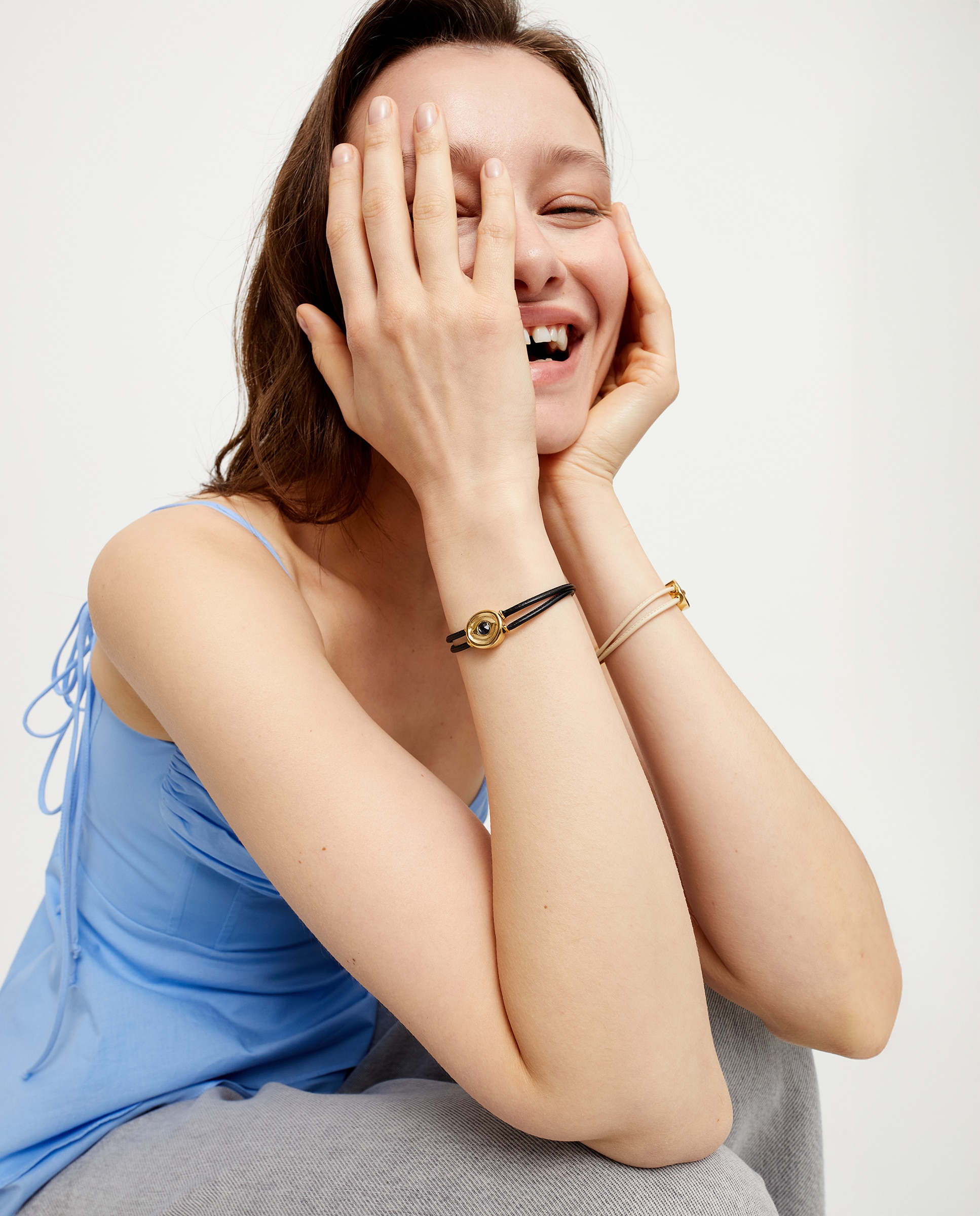 Imagen 5 de Pulsera de cuero doble con detalle de ojo bañado en oro 18k y cristal - UNO de 50 - Oro Oro