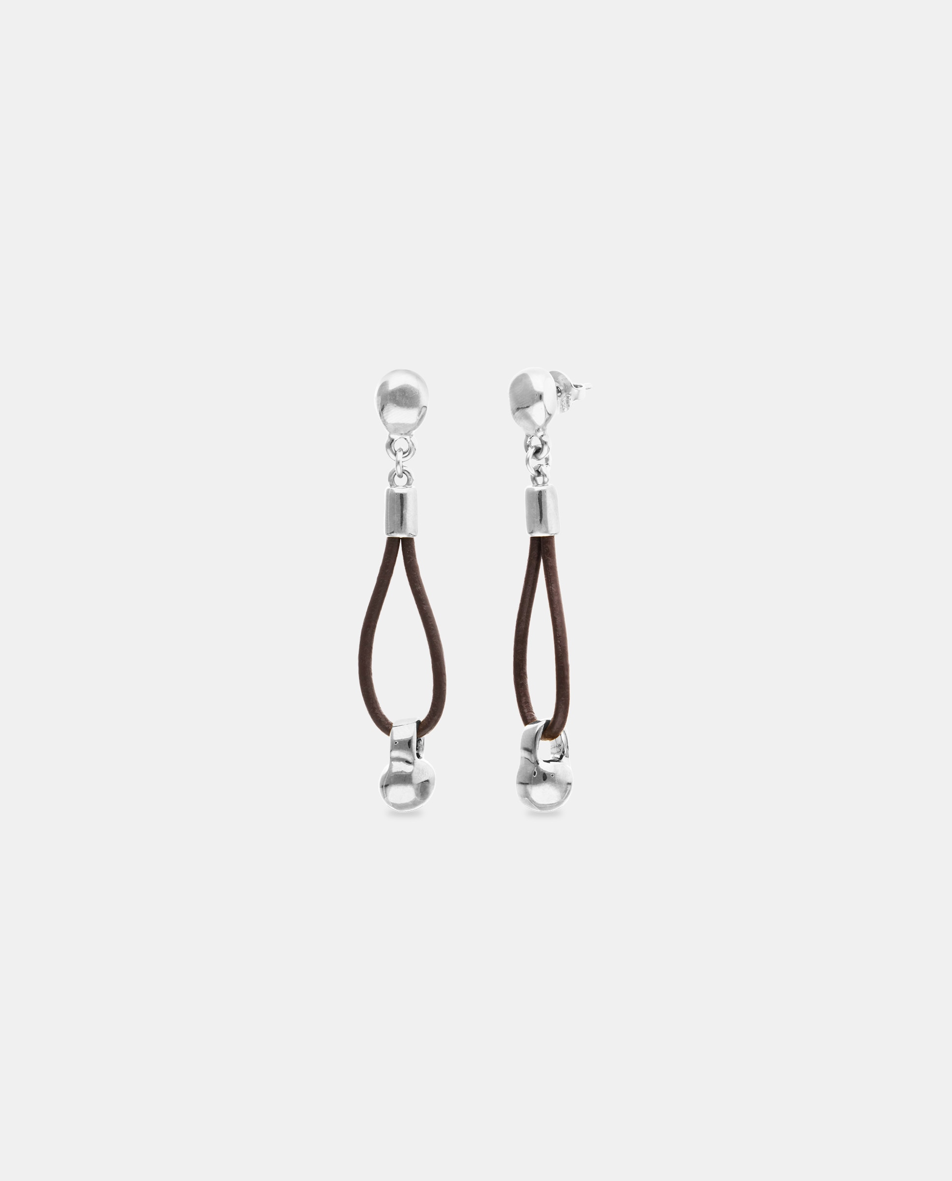 Pendientes de cuero con detalle de esfera bañado en plata de ley - UNO de 50 - Plata Plata-1