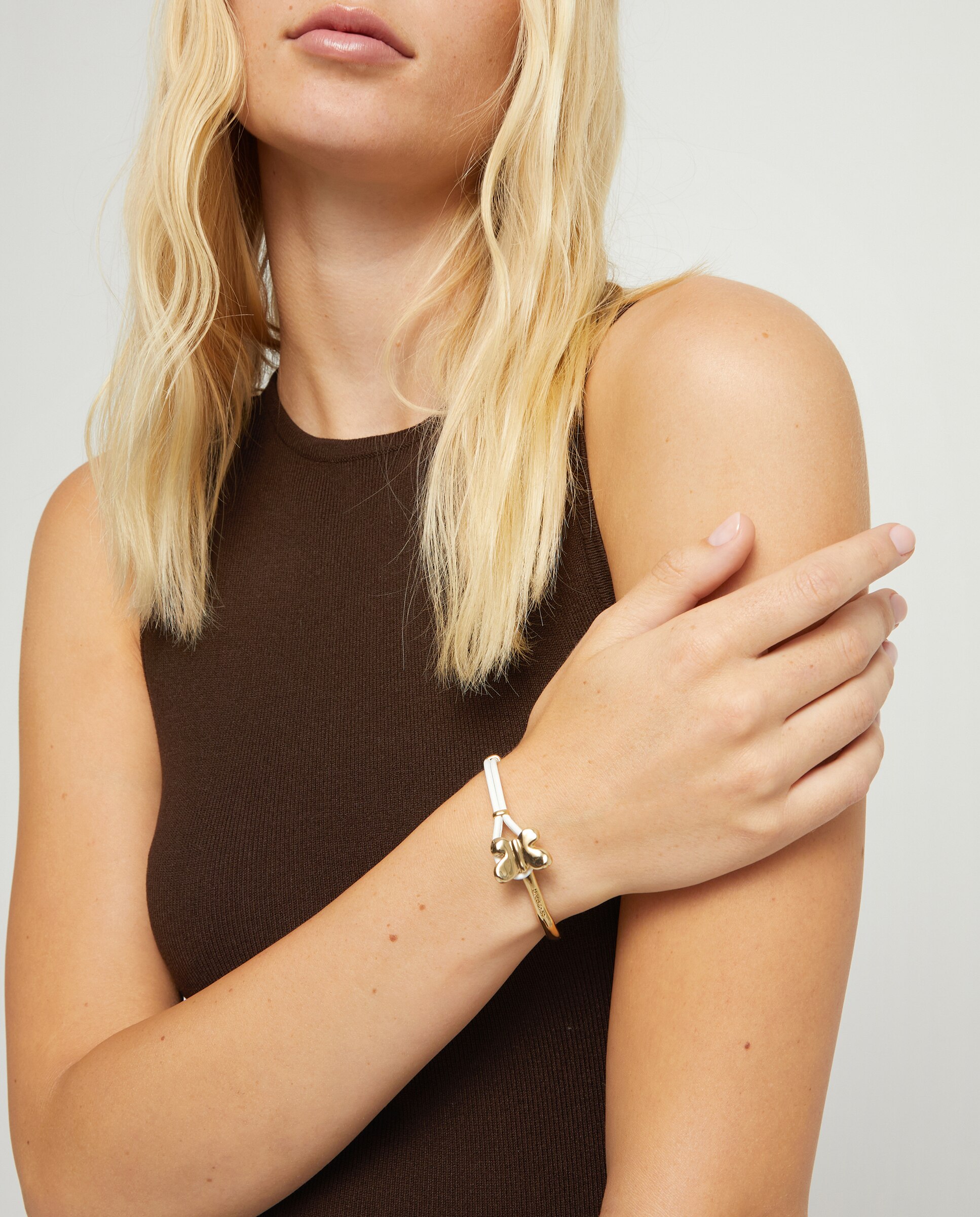Pulsera de cuero semirrígida bañada en 18k con mariposa - UNO de 50 - Oro Oro-5