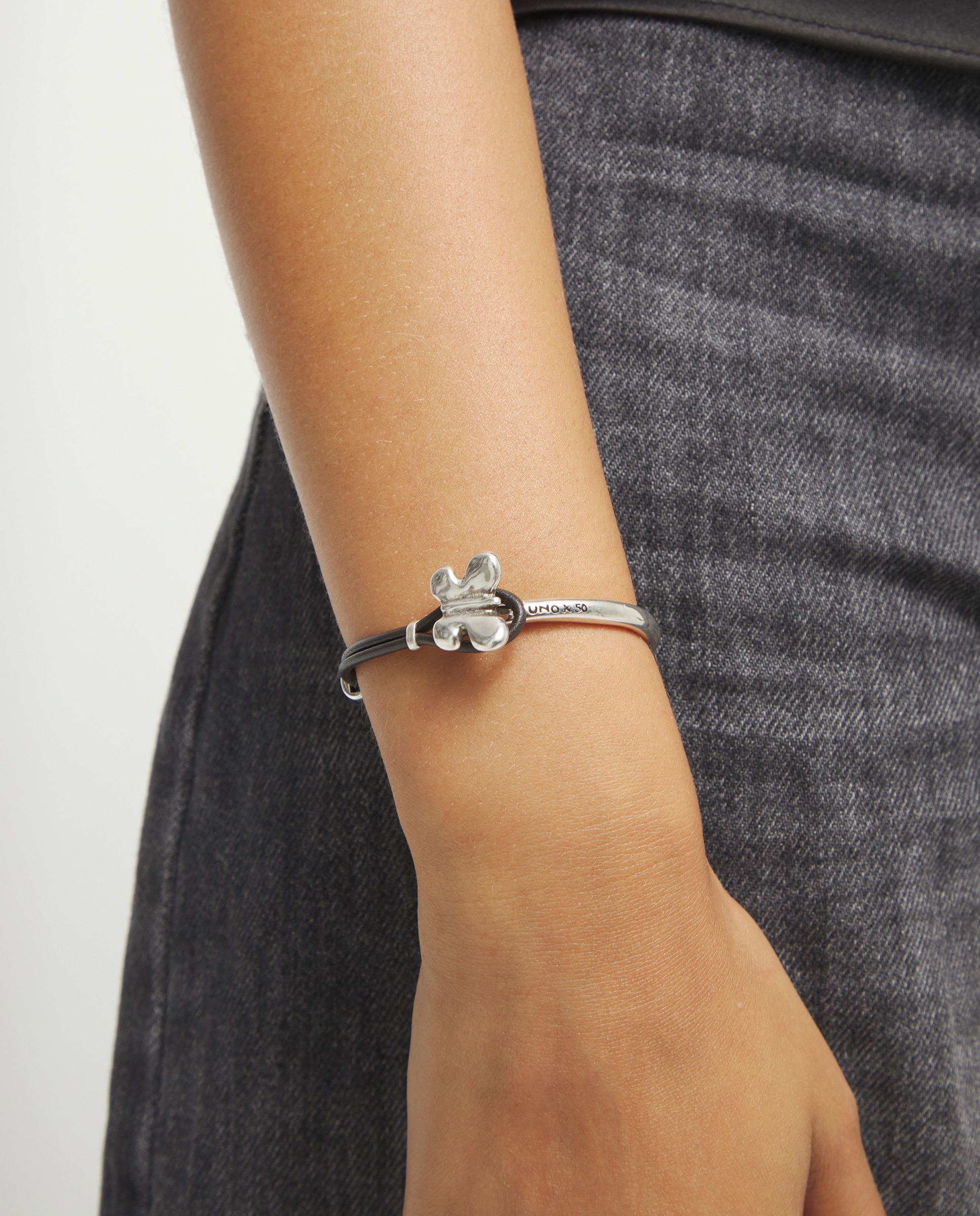 Pulsera de cuero semirrígida bañada en de ley con mariposa - UNO de 50 - Plata Plata-4