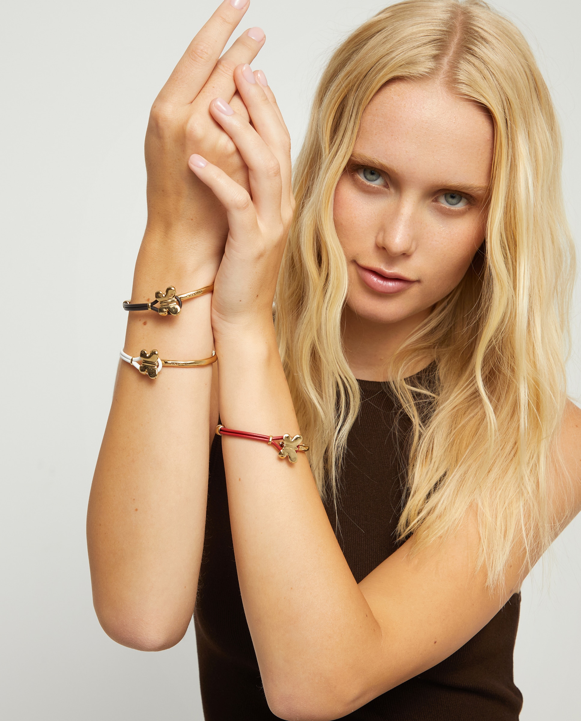 Pulsera de cuero semirrígida bañada en 18k con mariposa - UNO de 50 - Oro Oro-5