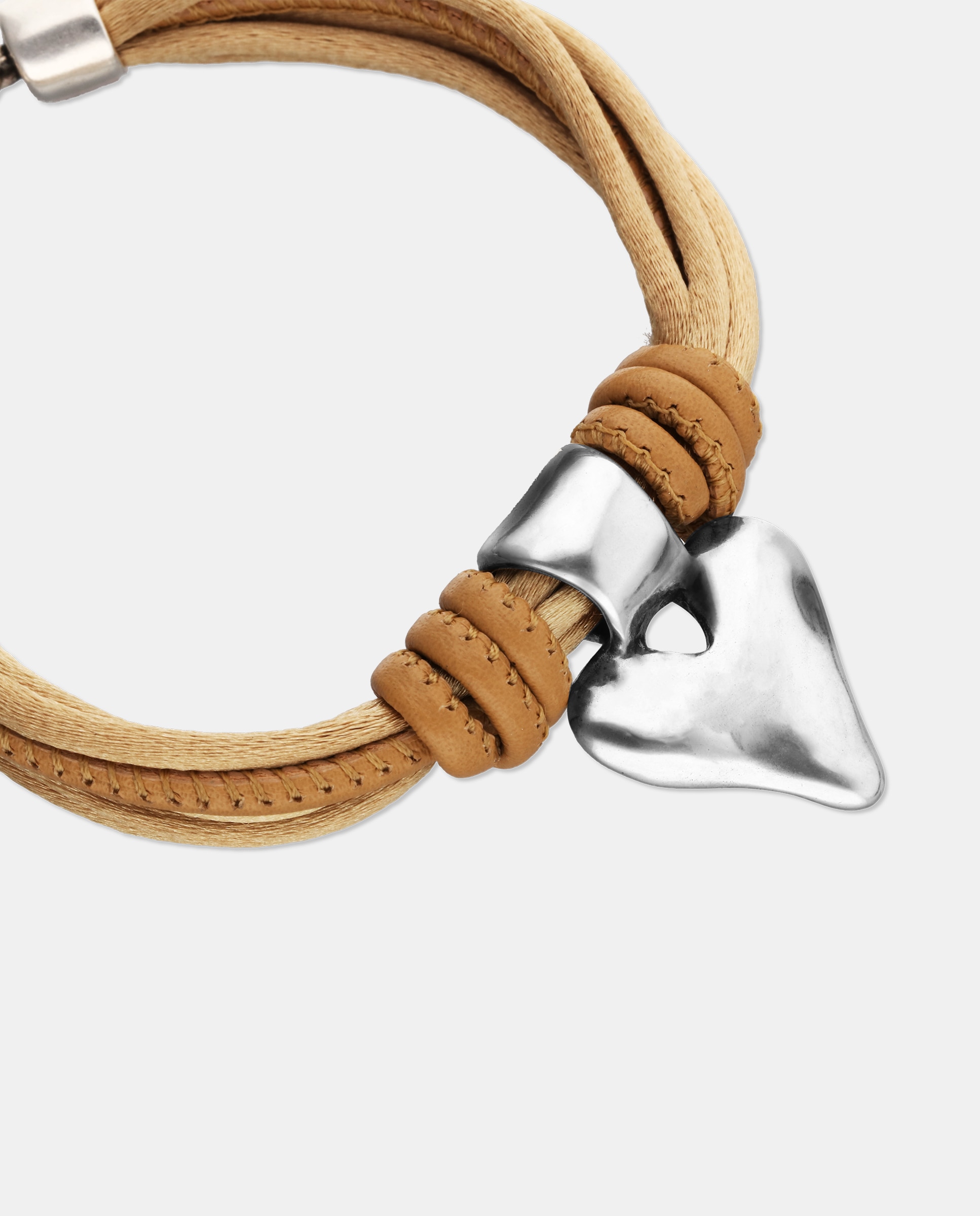 Pulsera mezcla de hilo efecto seda con cuero beige y detalle de corazón plateado - UNO de 50 - Plata Plata-4