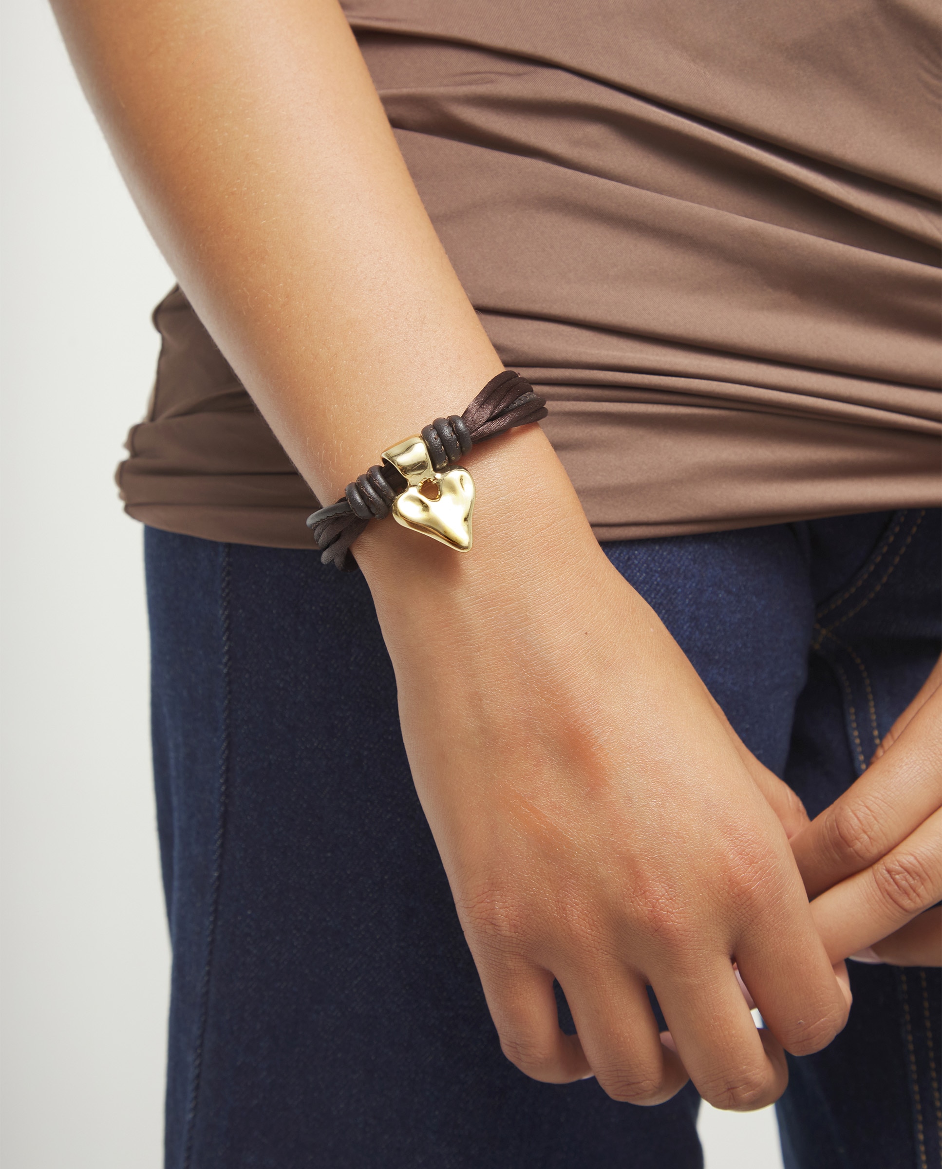 Pulsera mezcla de hilo efecto seda con cuero beige y detalle de corazón - UNO de 50 - Oro Oro-5