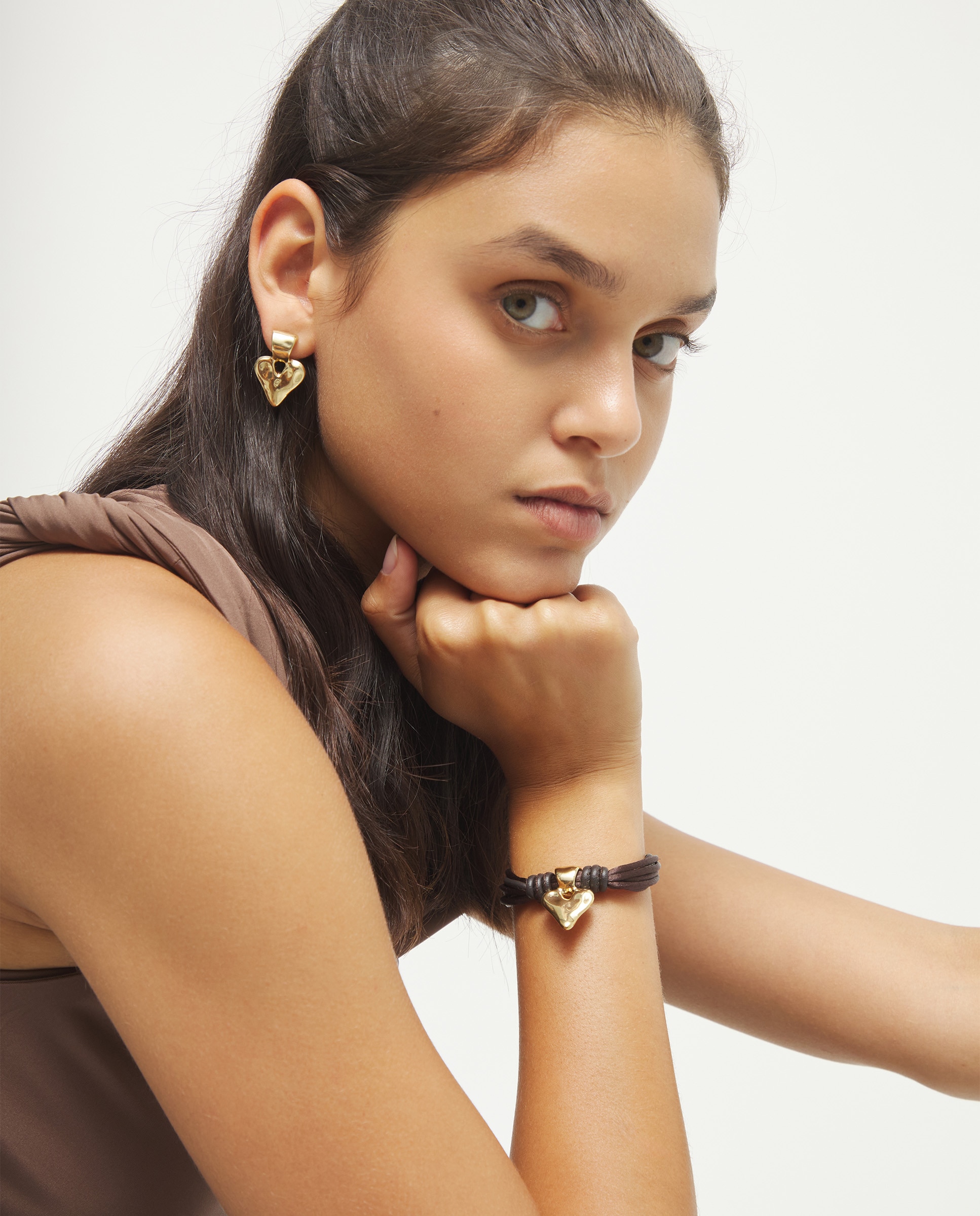 Pulsera mezcla de hilo efecto seda con cuero beige y detalle de corazón - UNO de 50 - Oro Oro-6