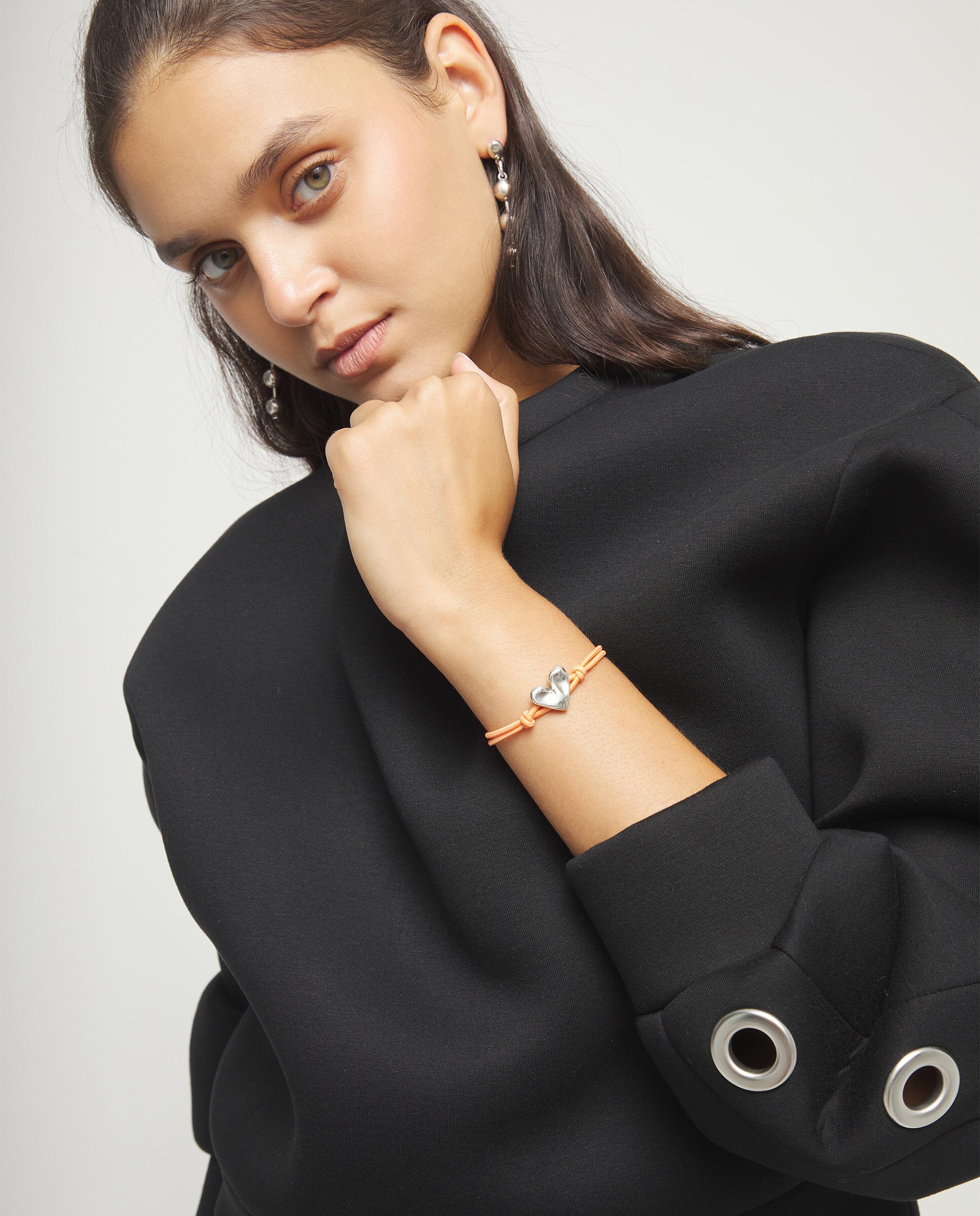 Pulsera de hilo elástico con corazón bañado en de ley - UNO de 50 - Plata Plata-5