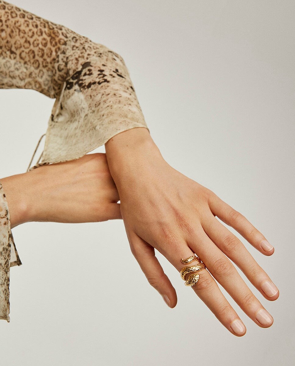 Anillo ancho de plata bañada en oro amarillo de 18K con forma de serpiente  11 Oro