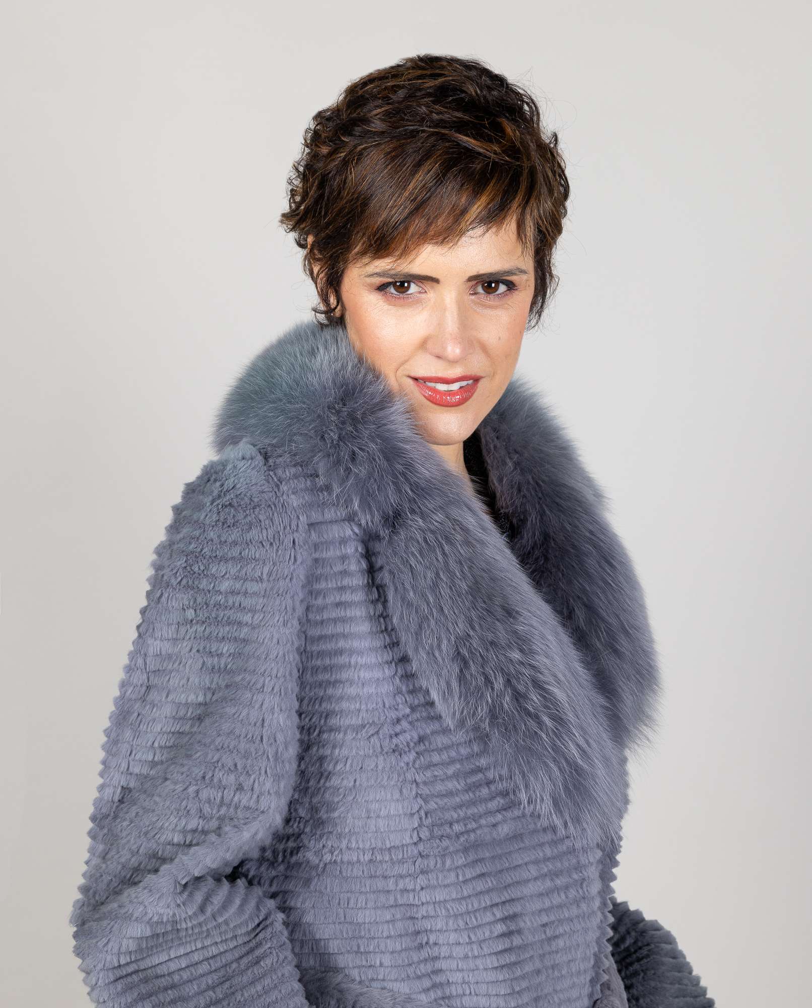 Abrigo de mujer de pelo de rex y zorro rasado con cuello smoking - De la Roca - Azul Azul-4
