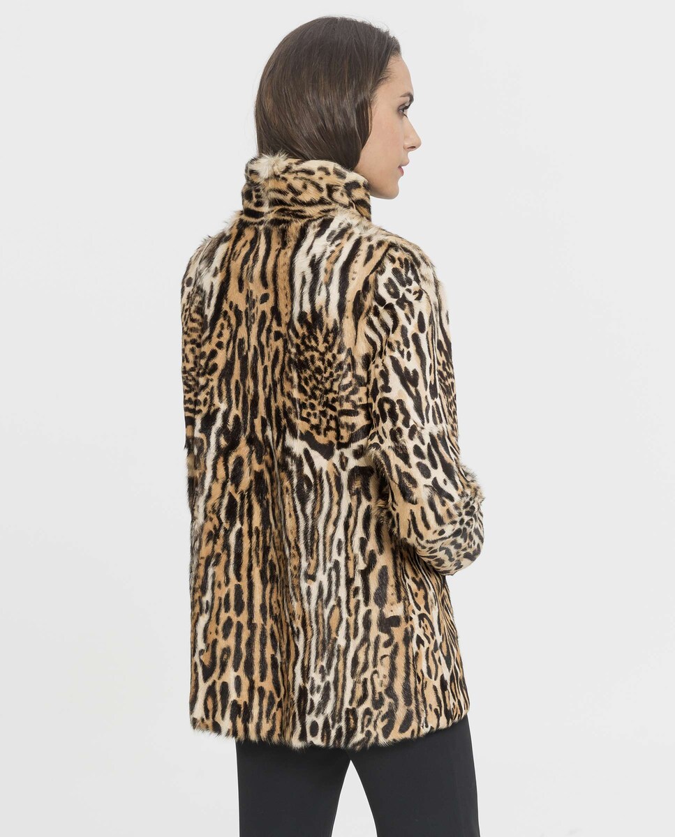 Abrigo de pelo de mujer de piel kid con estampado de leopardo · De