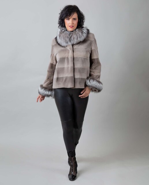Imagen 0 de Chaqueta de pelo de mujer de visón rasado con detalles de zorro