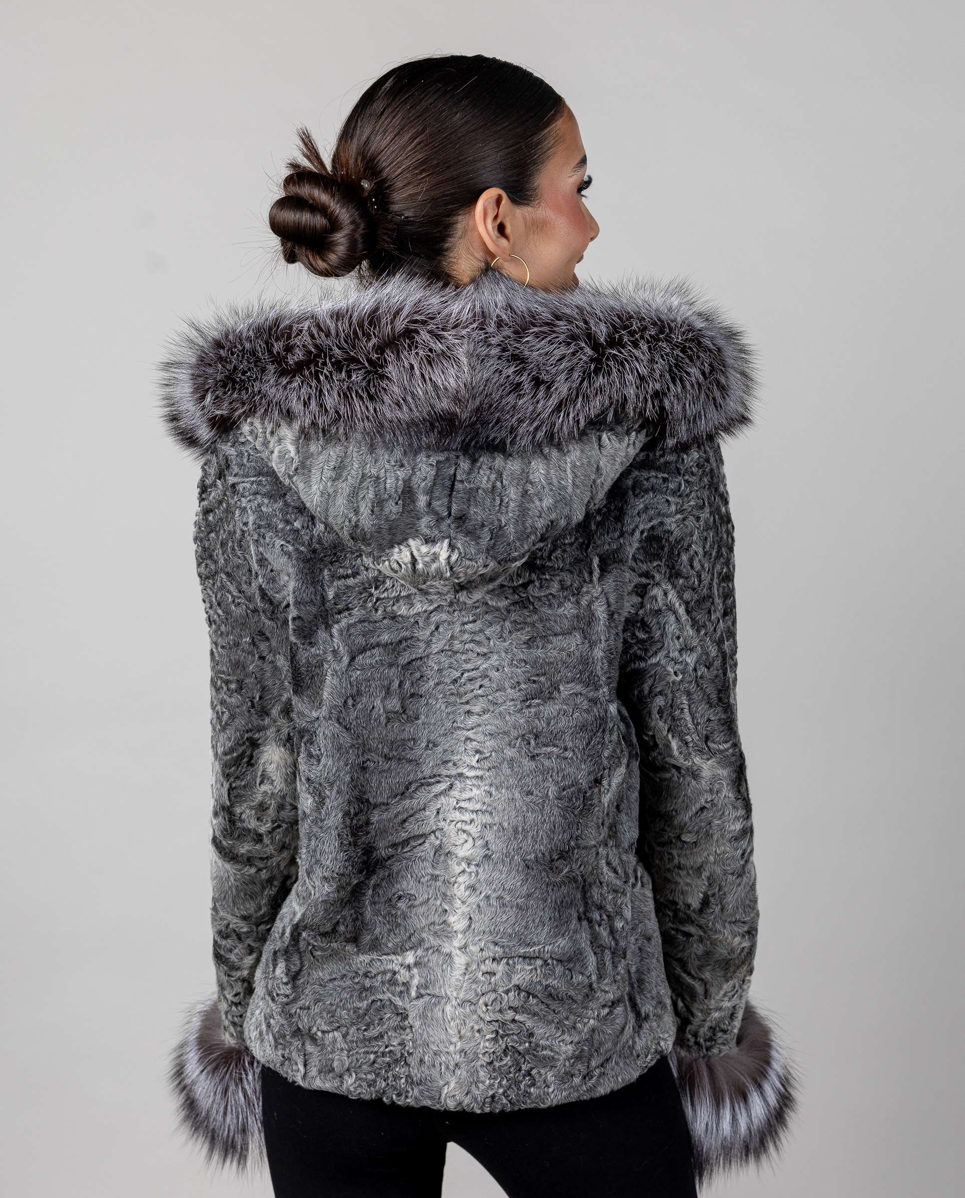 Cazadora de mujer de pelo de astracán swakara con capucha - De la Roca - Gris Gris-2