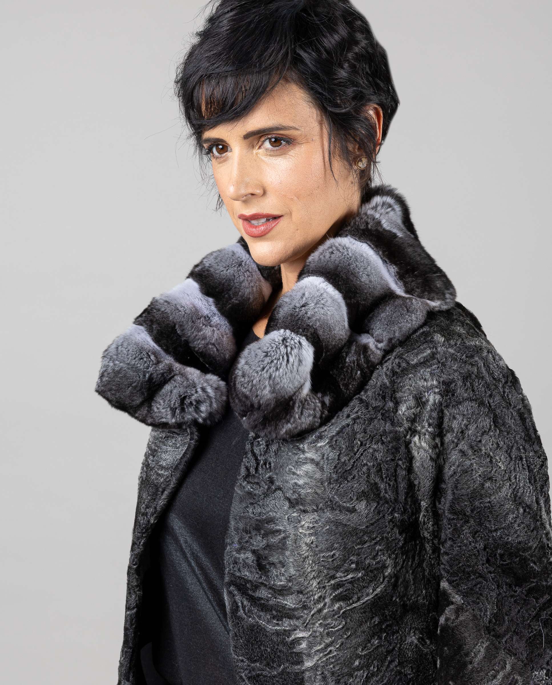 Abrigo de mujer de pelo de astracán chinchilla con cuello levantado - De la Roca - Gris Gris-3