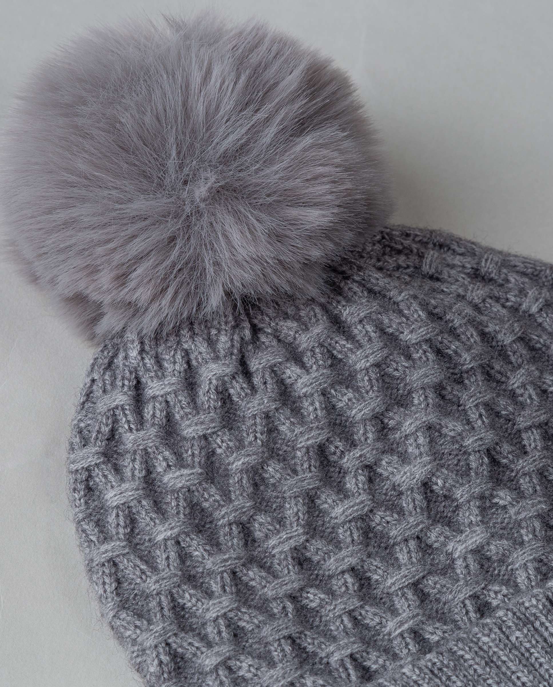 Gorro de mujer de lana con pompón de pelo de rex - De la Roca - Gris Gris-2