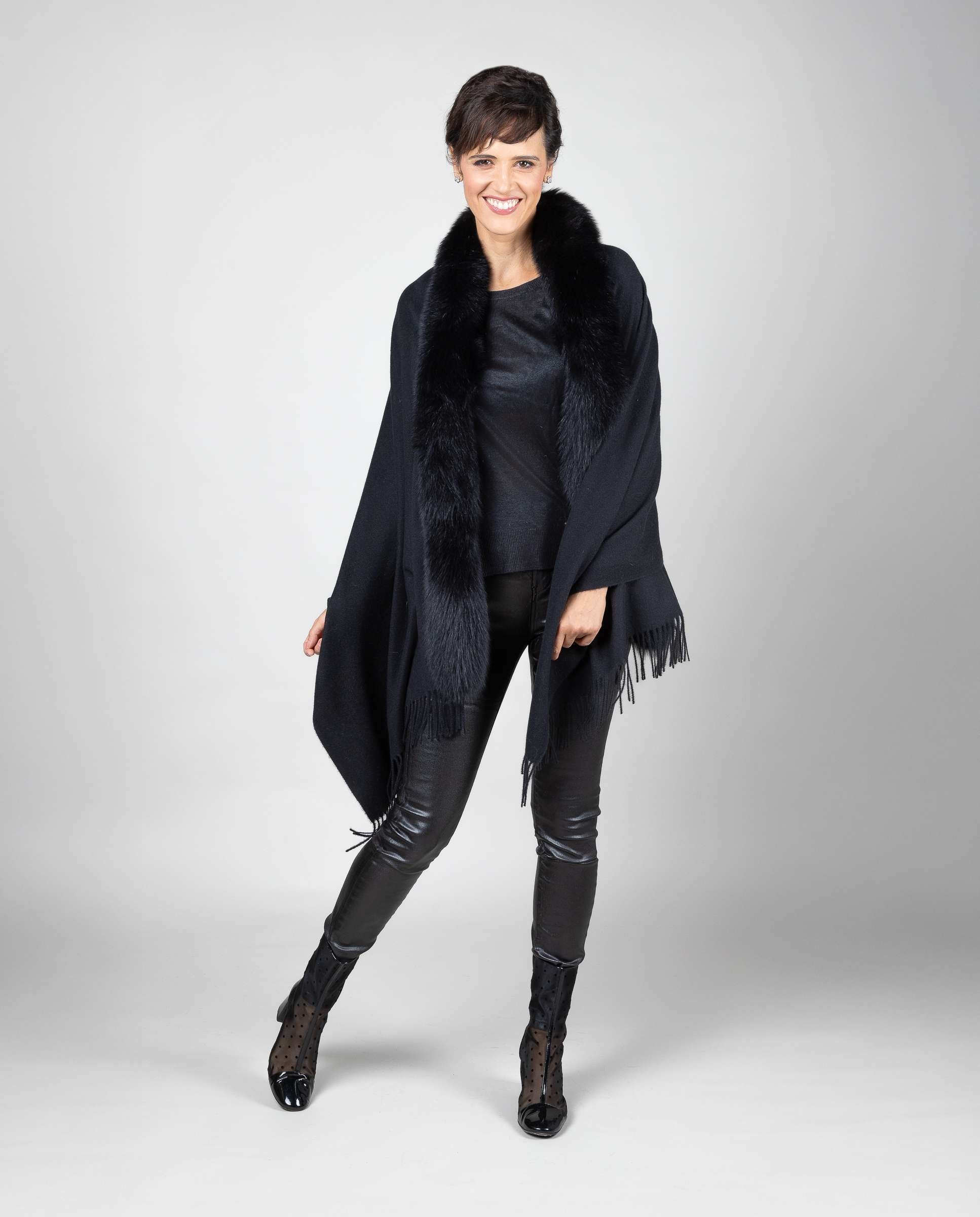 Capa de mujer de lana con ribete de zorro - De la Roca - Negro Negro-1