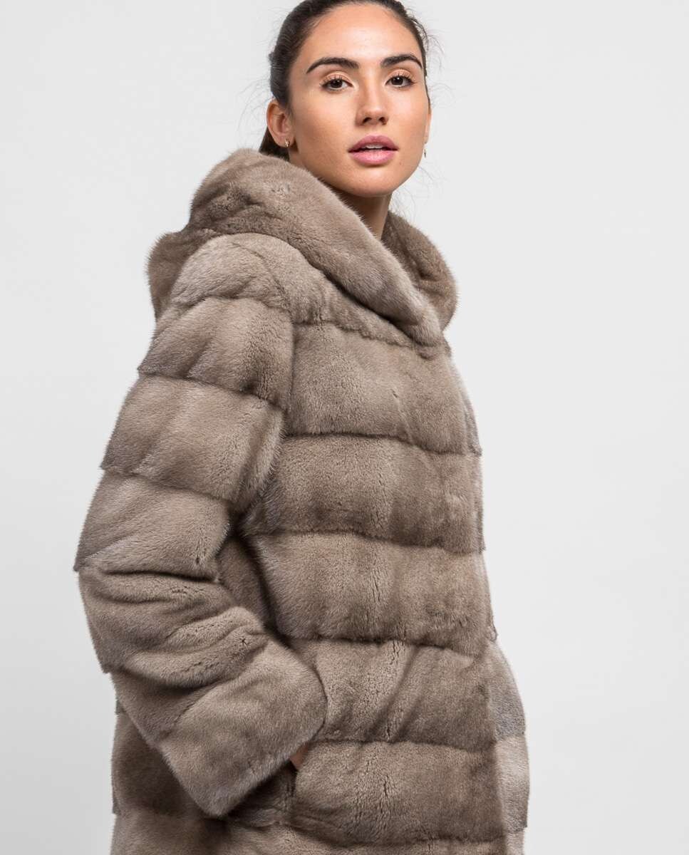Abrigo de pelo de mujer corto de visón con capucha · De la Roca