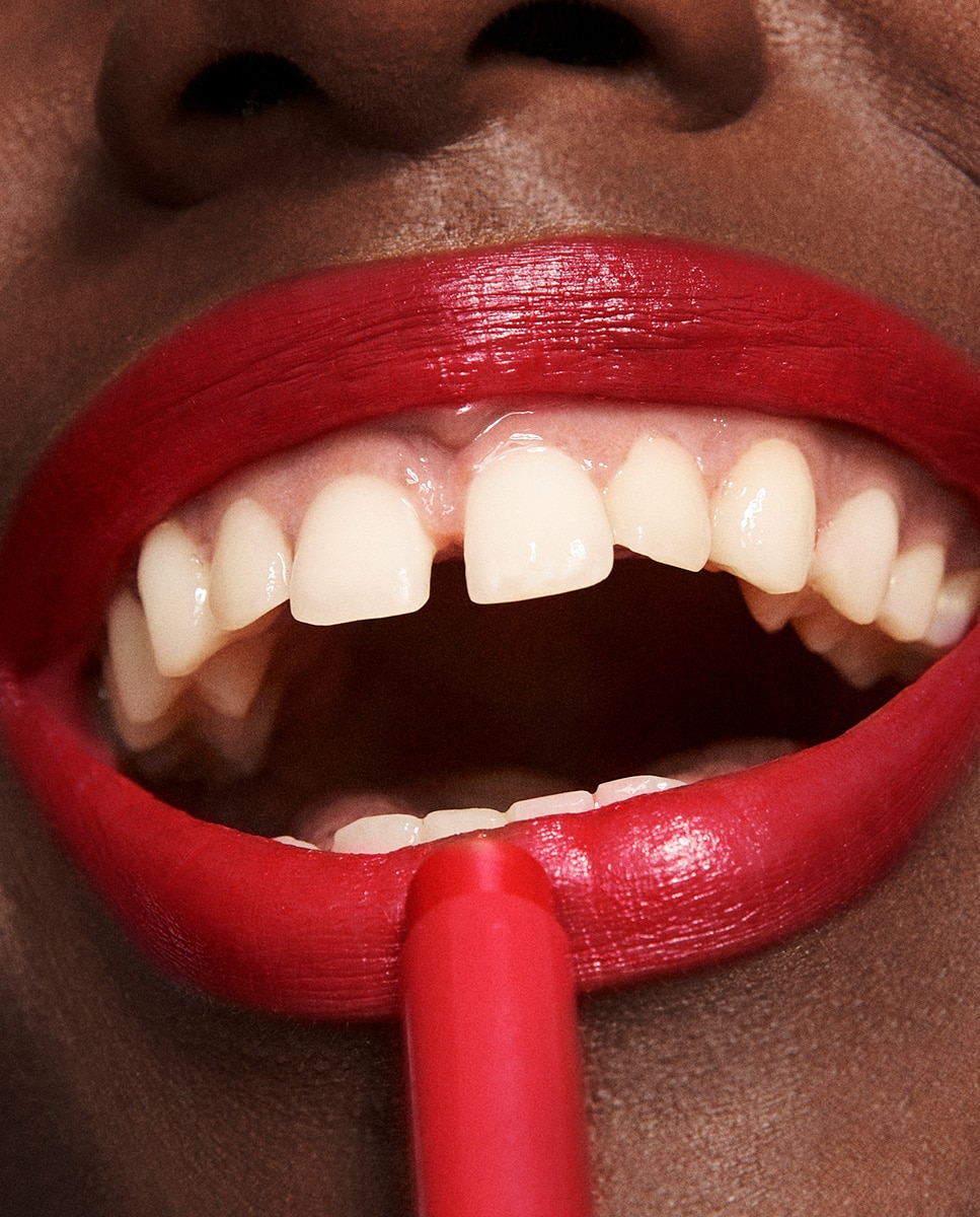 Labial hidratante de color y acabado glow The Color Lip Glow 3INA - 244 1.6 g 244-3