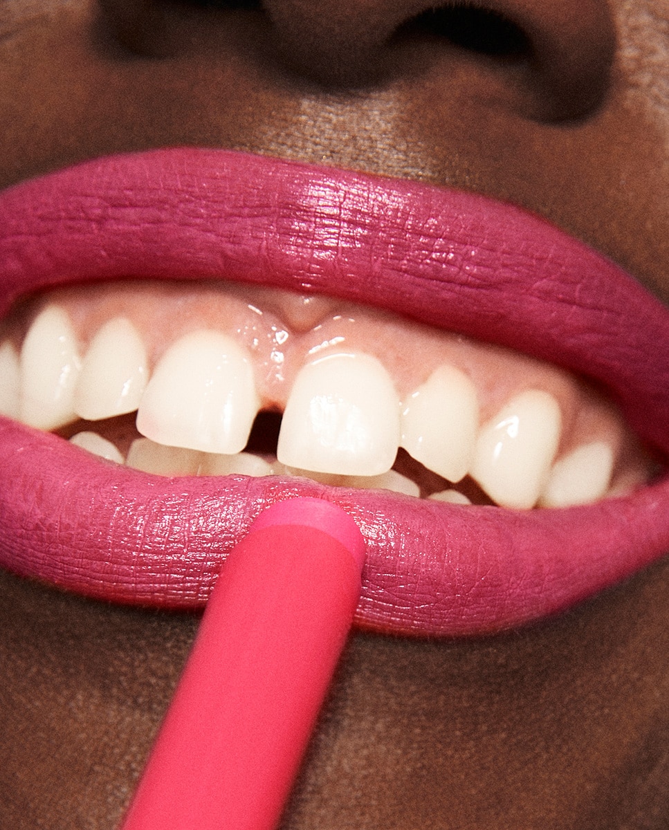 Labial hidratante de color y acabado glow The Color Lip Glow 3INA - 371 1.6 g 371-3