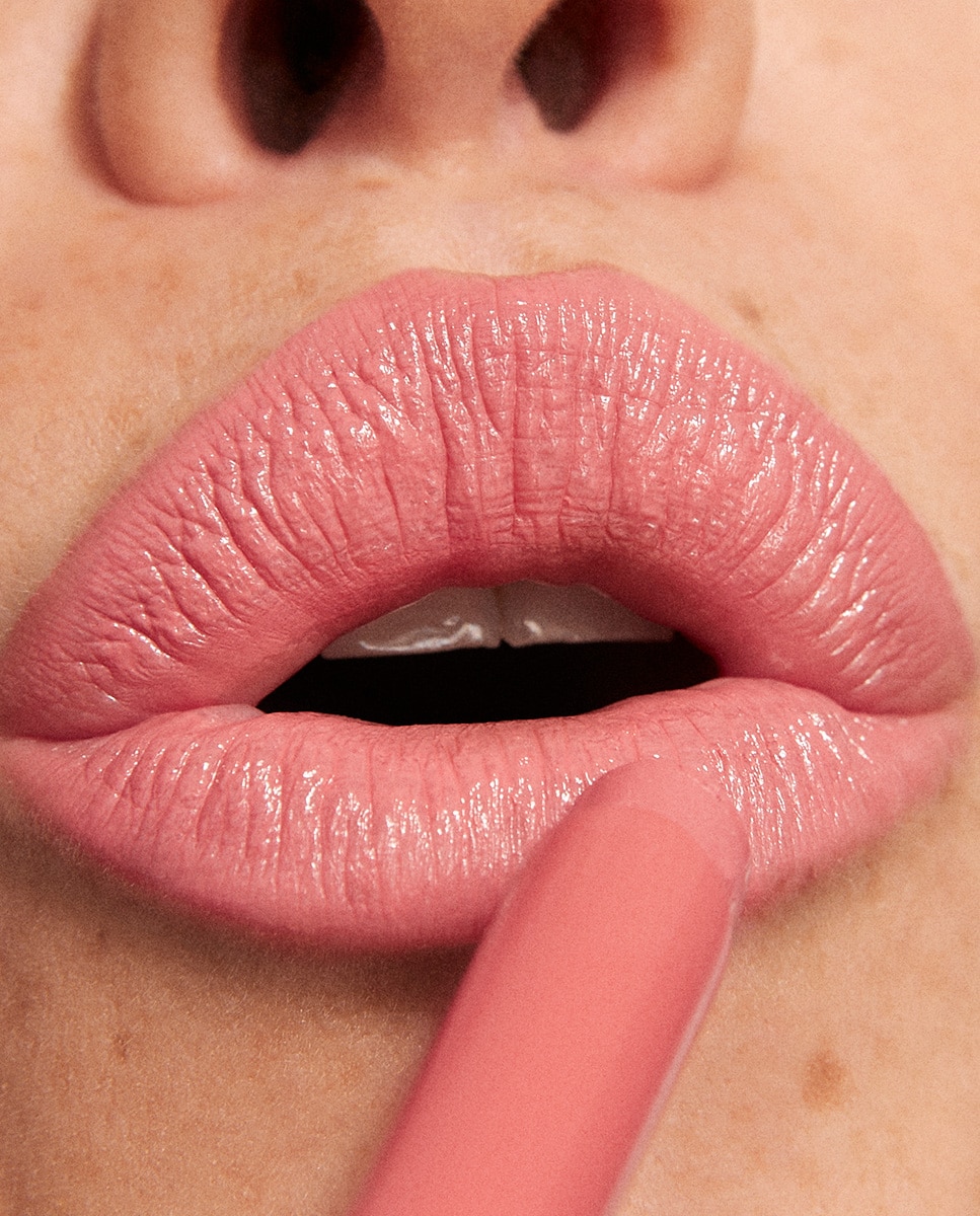Labial hidratante de color y acabado glow The Color Lip Glow 3INA - 362 1.6 g 362-3