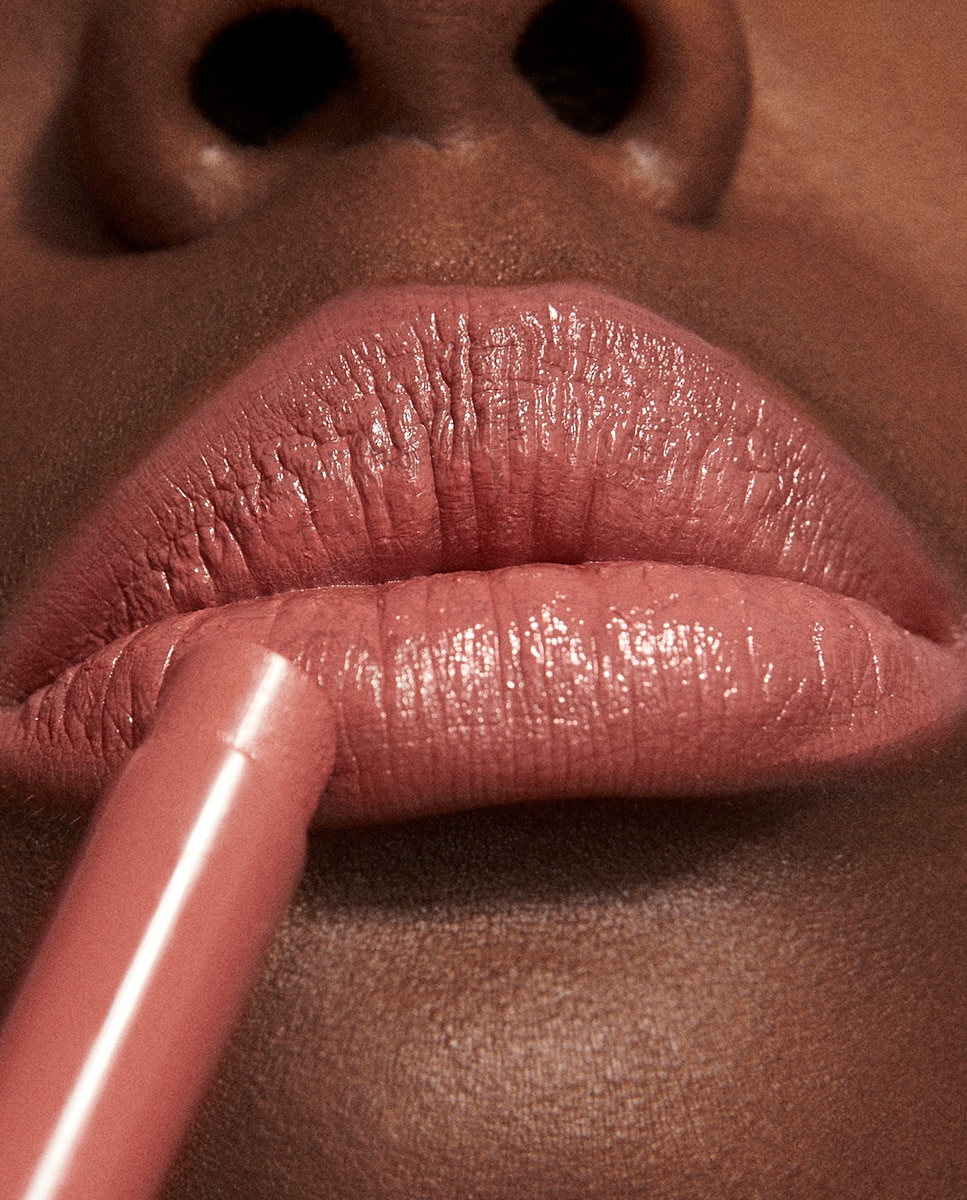 Labial hidratante de color y acabado glow The Color Lip Glow 3INA - 503 1.6 g 503-4