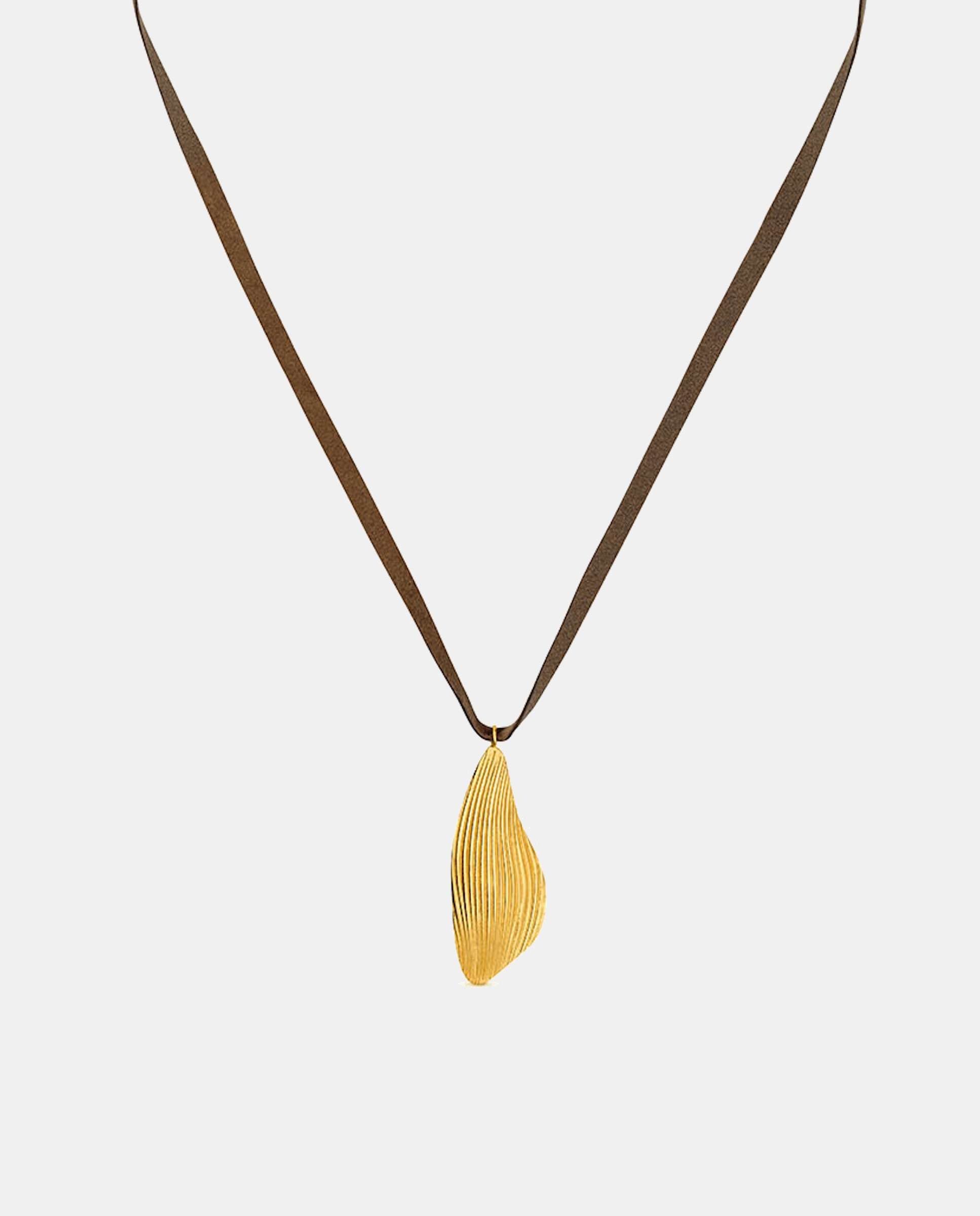 Imagen 0 de Collar dorado con cordón onaria