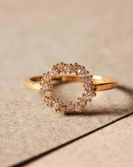 Imagen 0 de Anillo dorado con pedrería