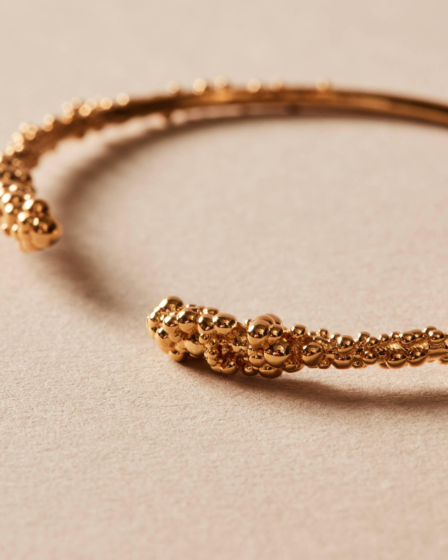 Brazalete rígido fino con esferas detalle de pedrería - Apodemia - Oro Oro-2
