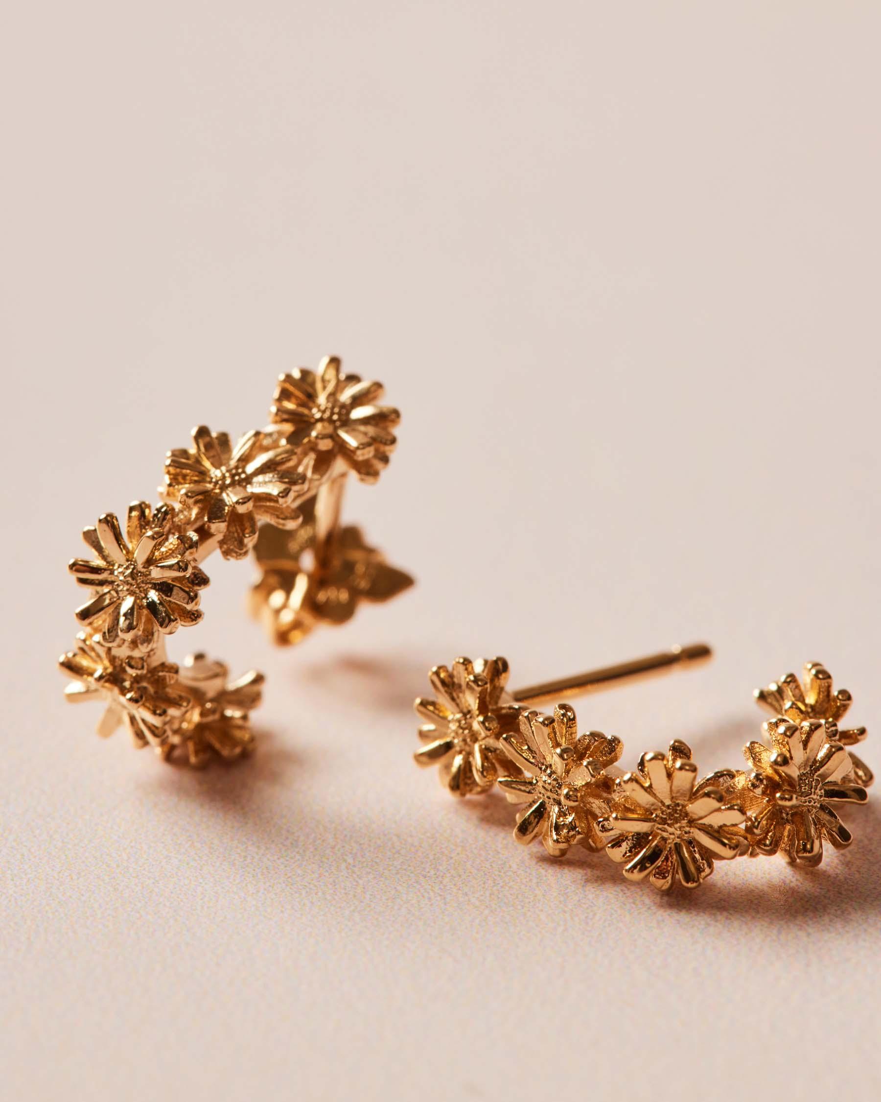 Pendientes tipo aro abierto con margaritas - Apodemia - Oro Oro-2