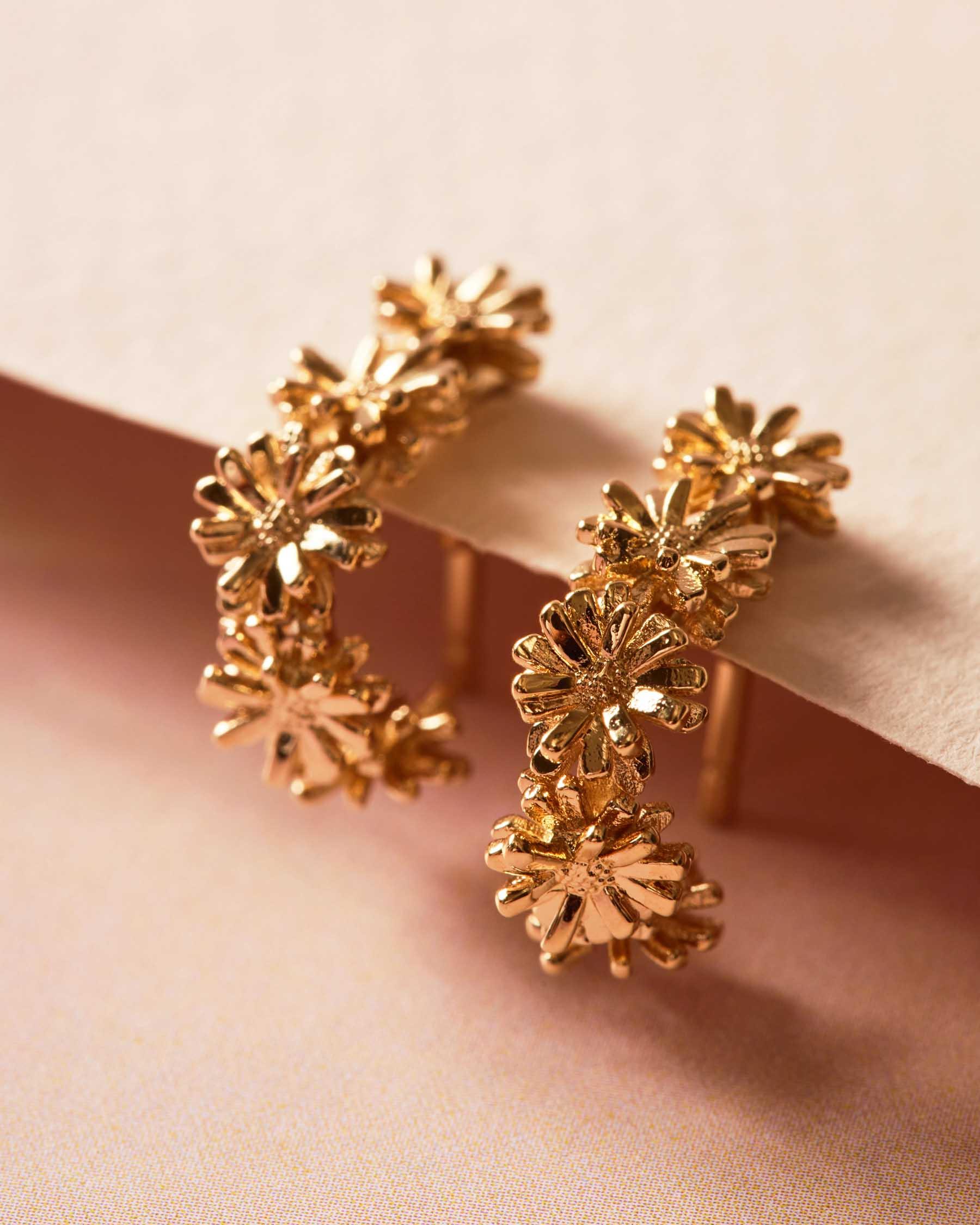 Pendientes tipo aro abierto con margaritas - Apodemia - Oro Oro-3