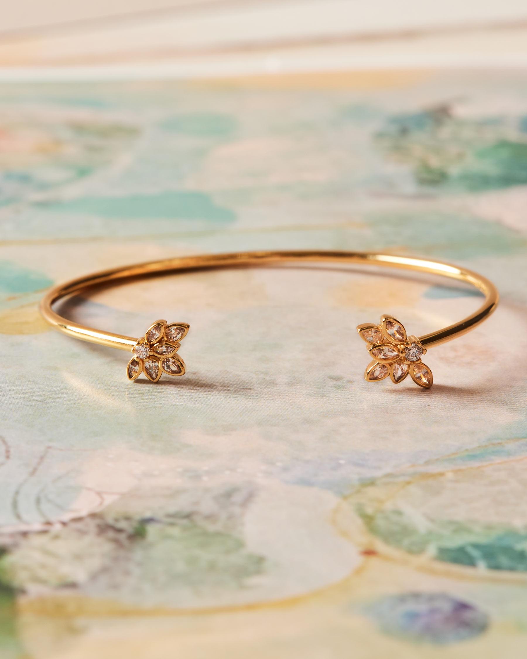 Brazalete rígido fino con detalle de flores en pedrería - Apodemia - Blanco Blanco-2