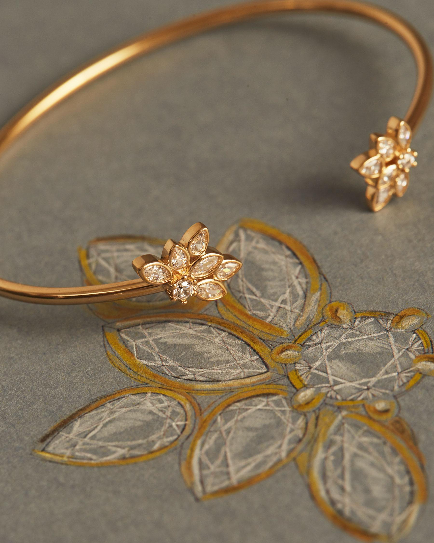 Brazalete rígido fino con detalle de flores en pedrería - Apodemia - Blanco Blanco-3