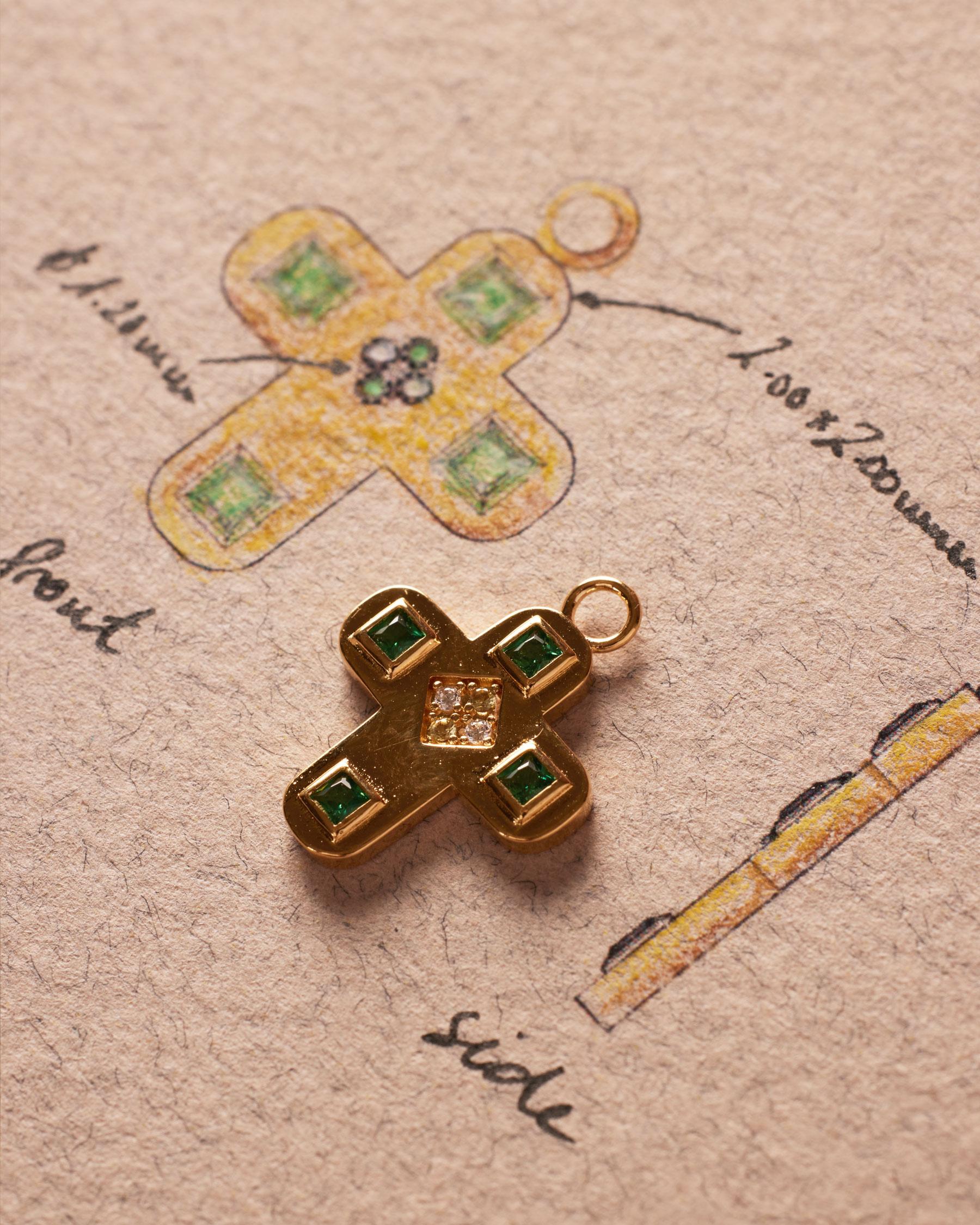 Charm en forma de cruz redondeada con pedrería Verde Apodemia Verde-2
