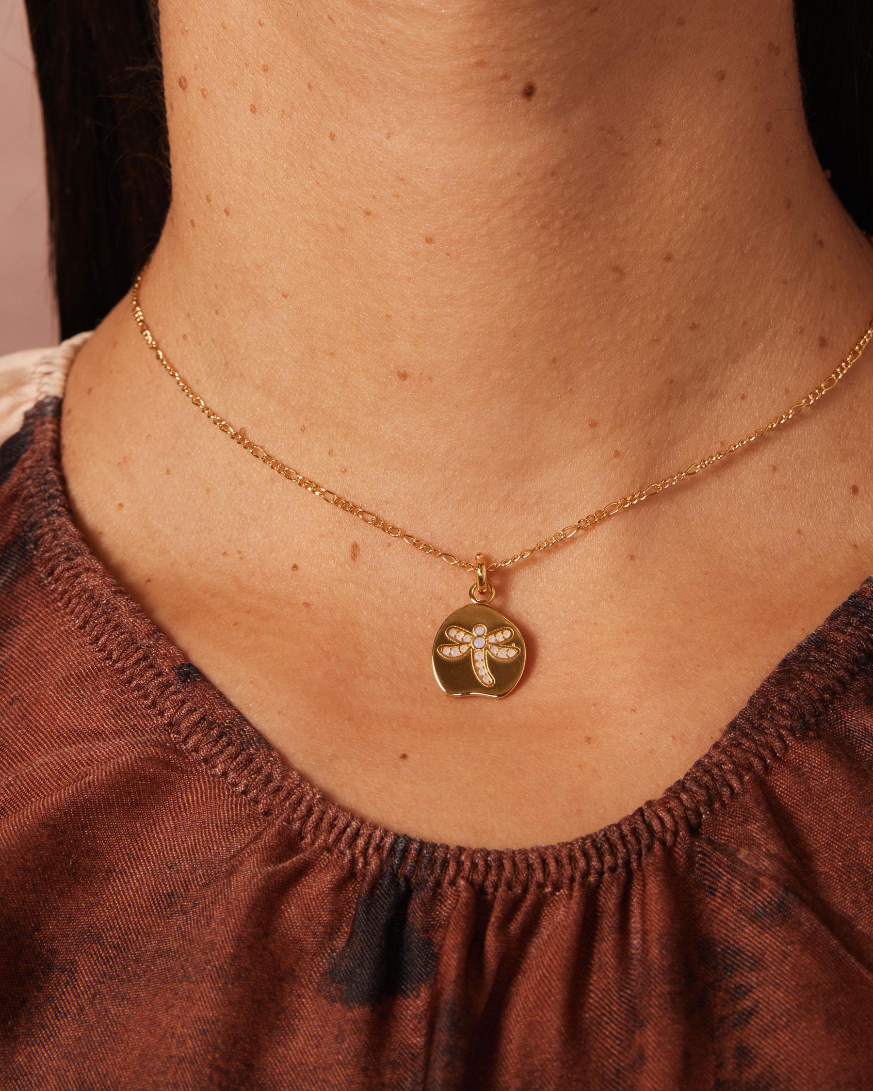 Charm con detalle de libélula en piedras Azul Apodemia Azul-3