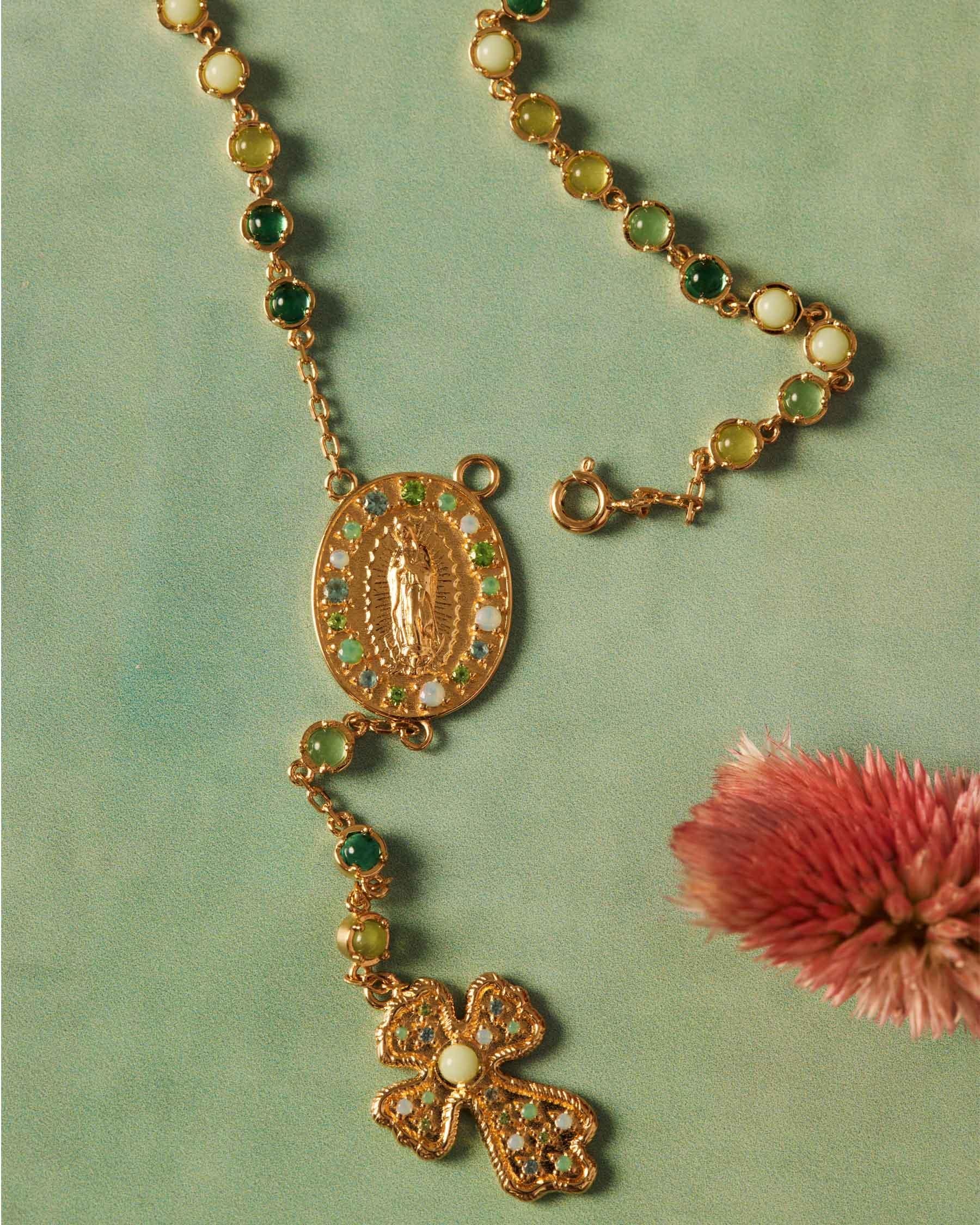 Collar estilo rosario con detalle en medalla y pedrería multicolor Verde Apodemia Verde-2