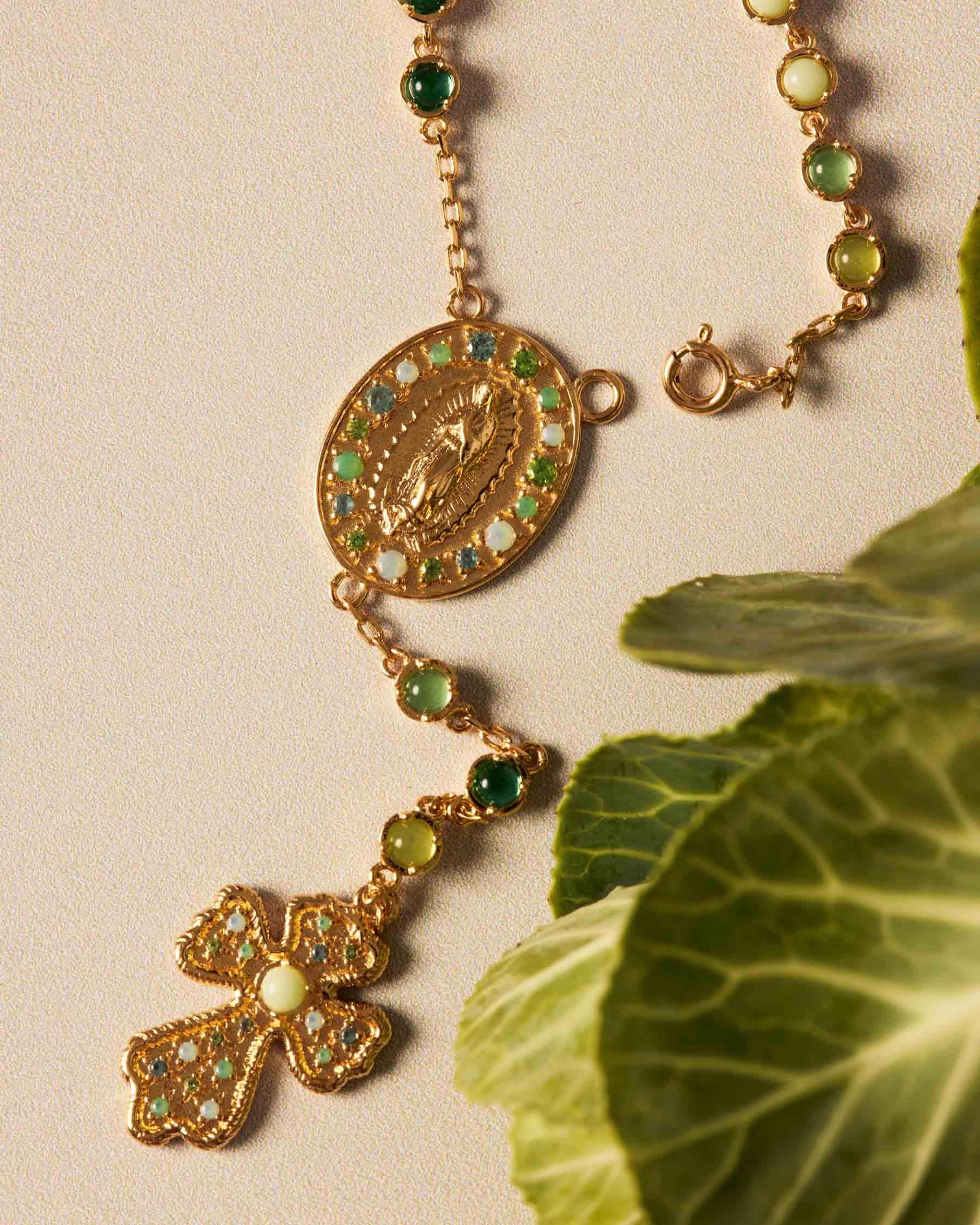 Collar estilo rosario con detalle en medalla y pedrería multicolor Verde Apodemia Verde-3