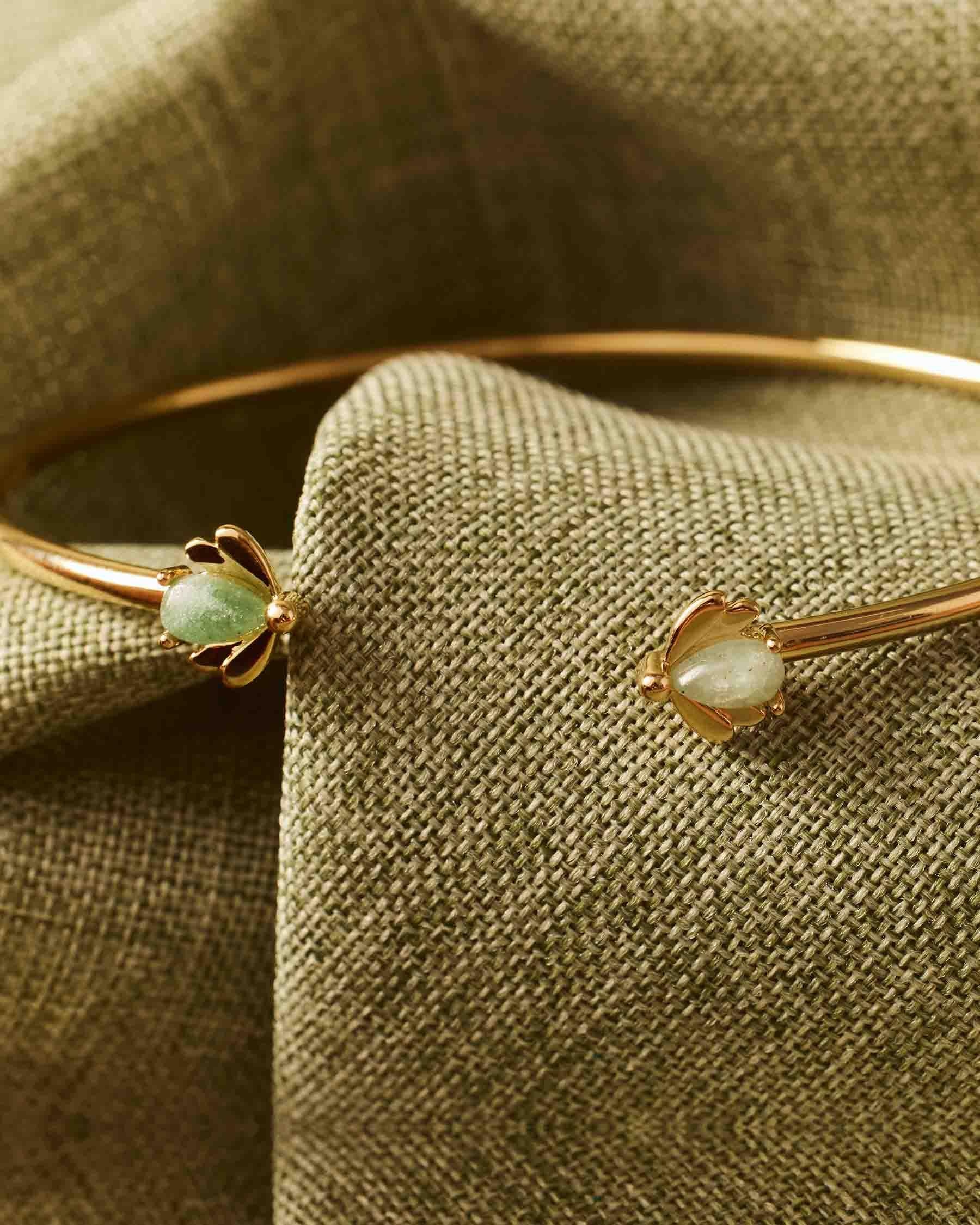Brazalete rígido fino con detalles de luciérnagas en jade - Apodemia - Verde Verde-2