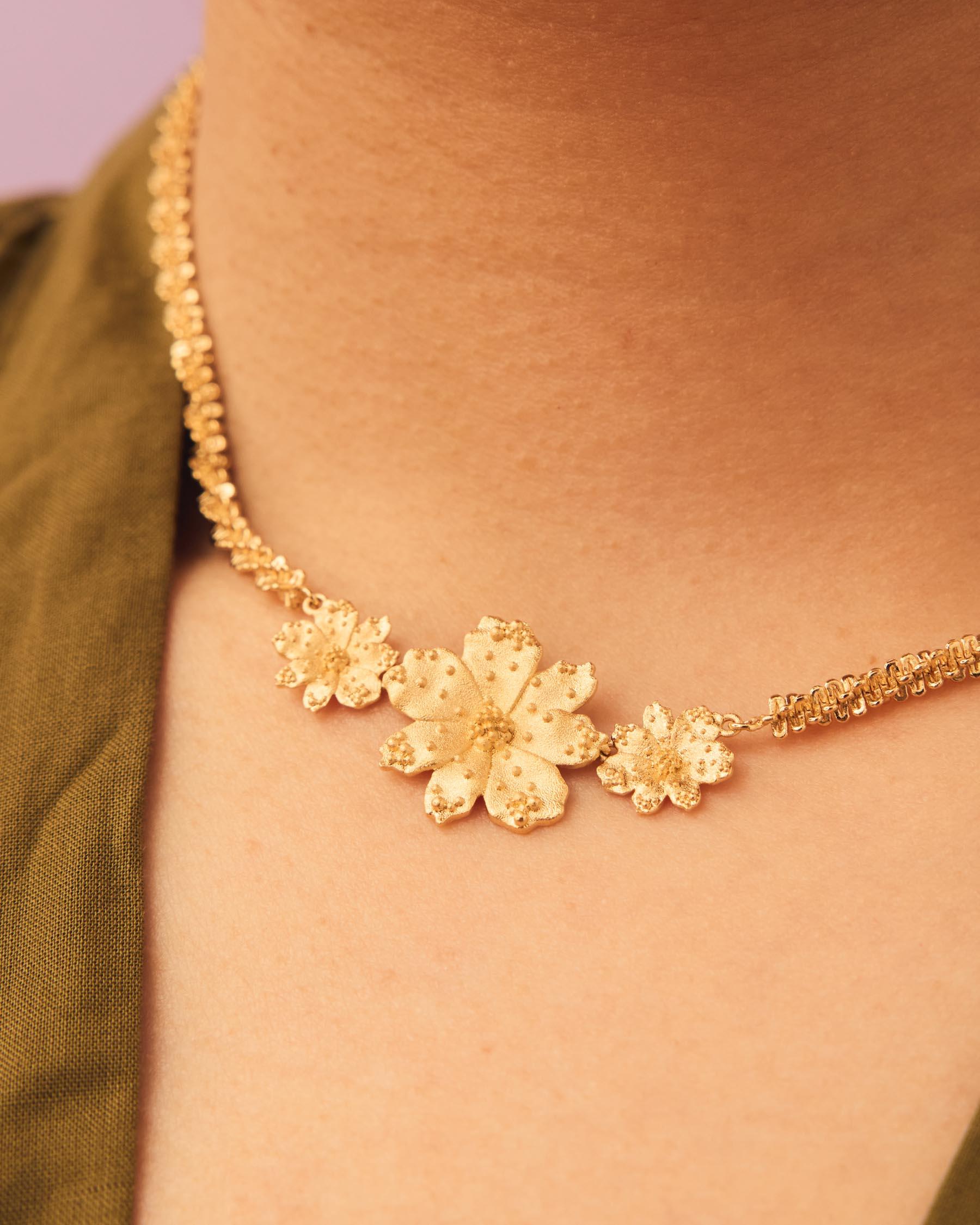 Collar zinnia motivo flores Dorado Apodemia Dorado-3