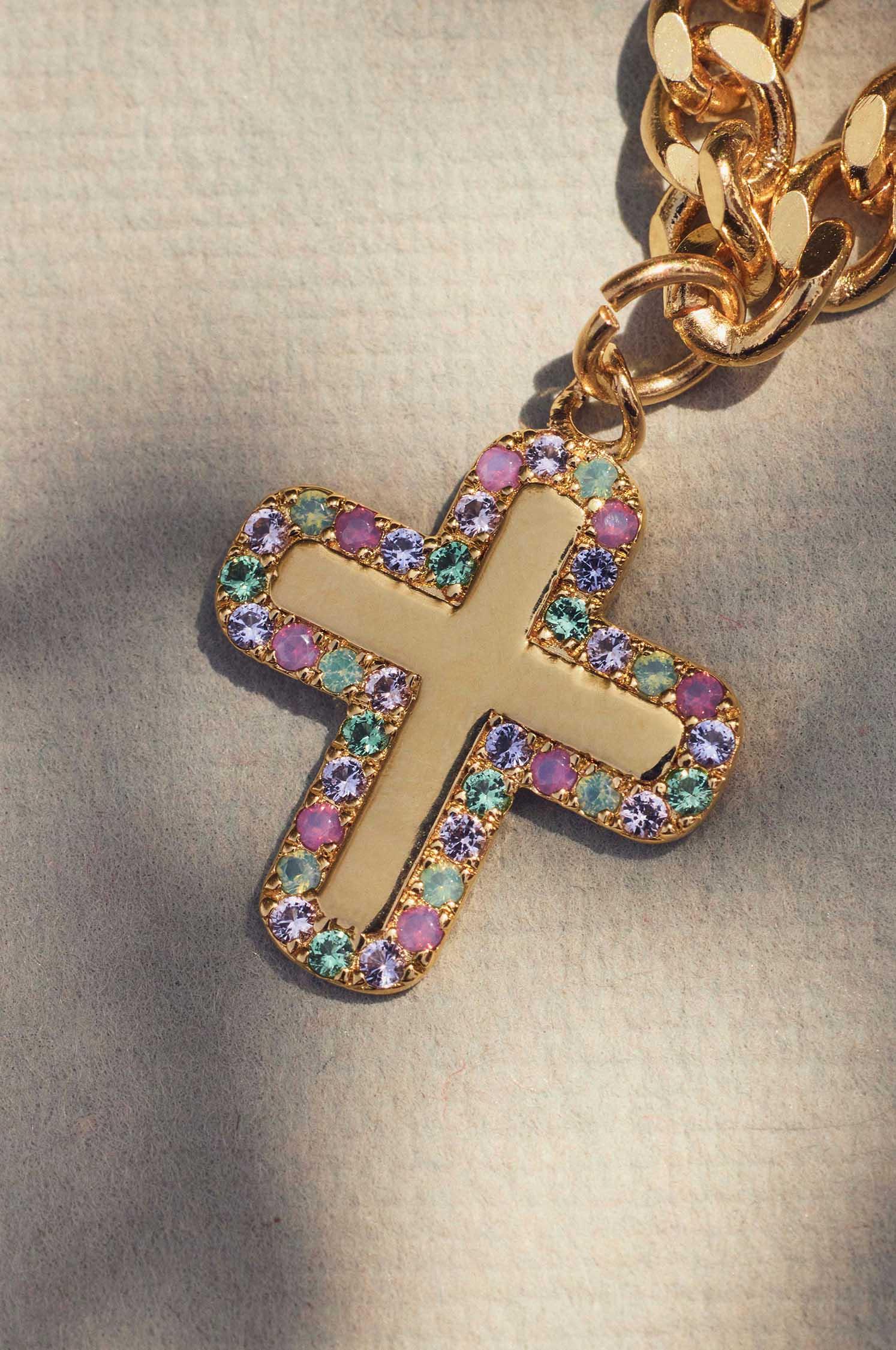 Charm en forma de cruz con silueta en pedrería Morado Apodemia Morado-2