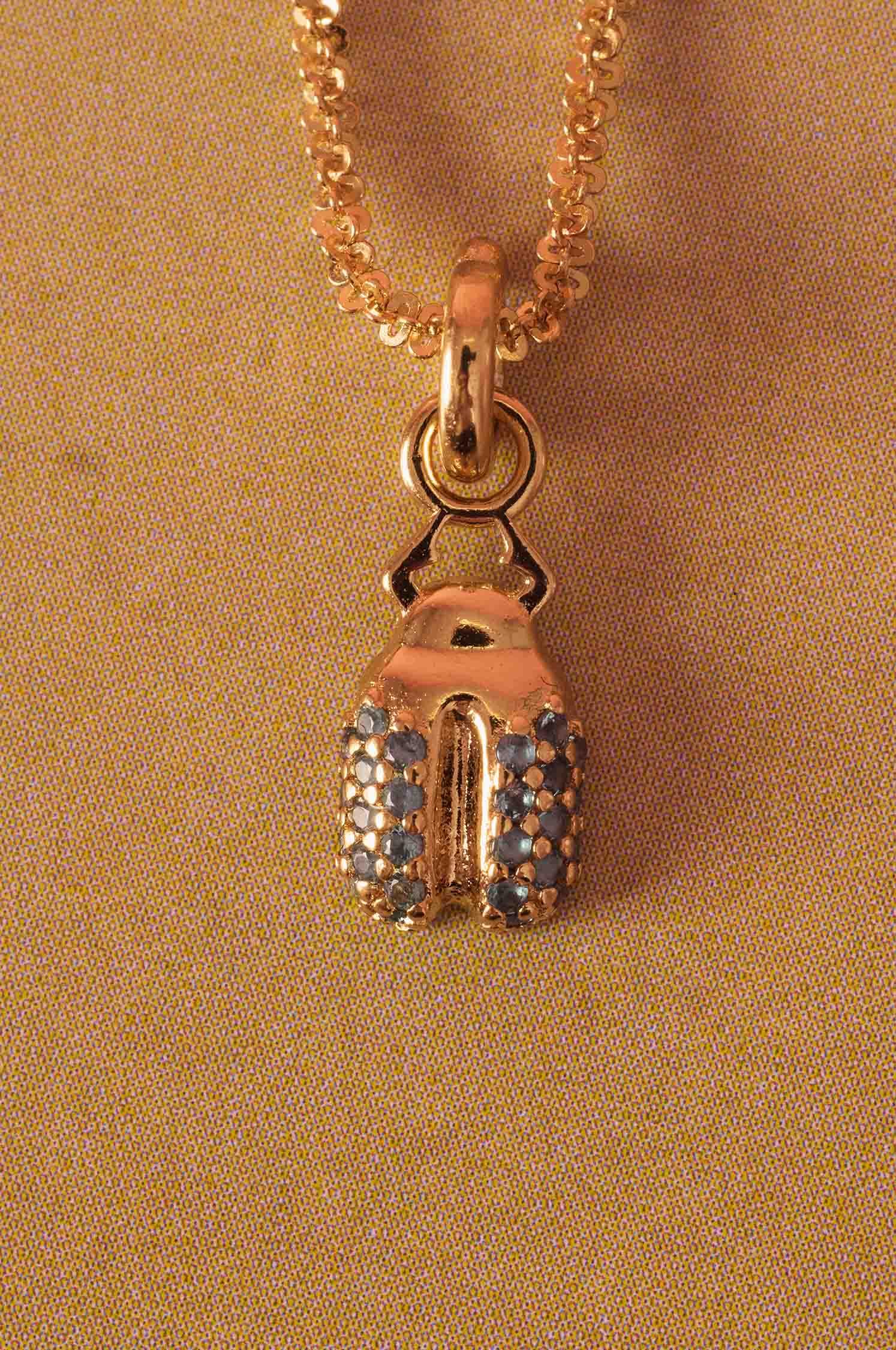 Charm en forma de escarabajo egipcio con pedrería Azul Apodemia Azul-2