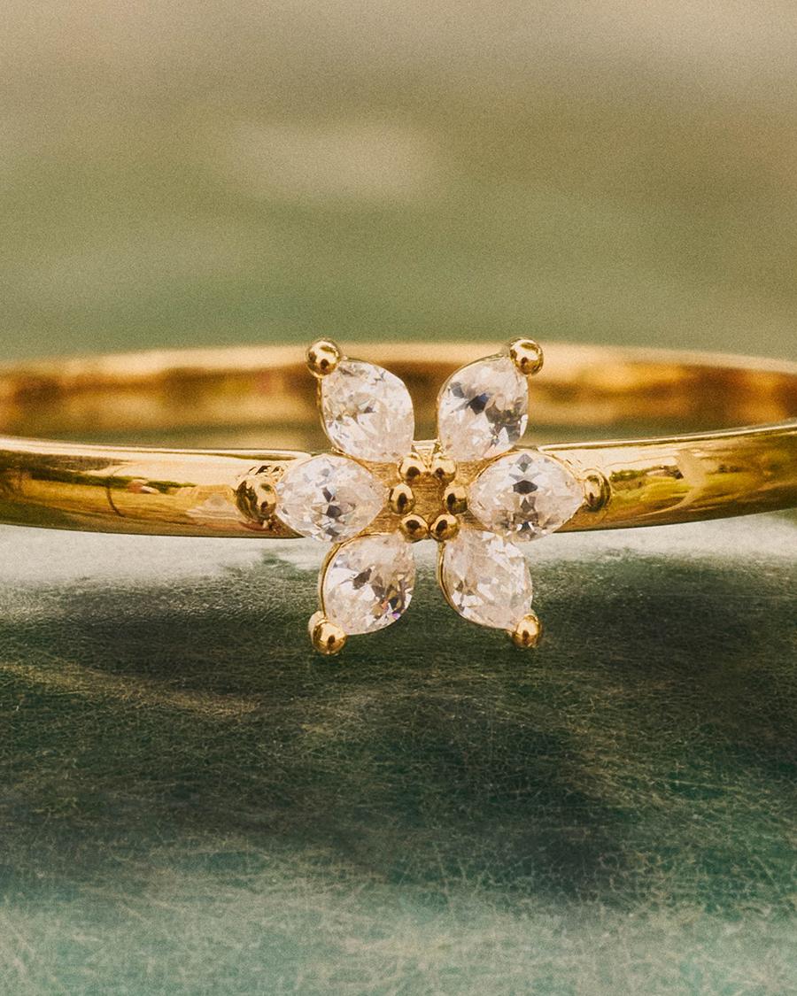 Anillo dorado con detalle de flor en piedras brillantes - Apodemia - Blanco Blanco-2