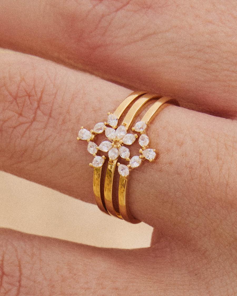 Anillo dorado con detalle de flor en piedras brillantes - Apodemia - Blanco Blanco-3