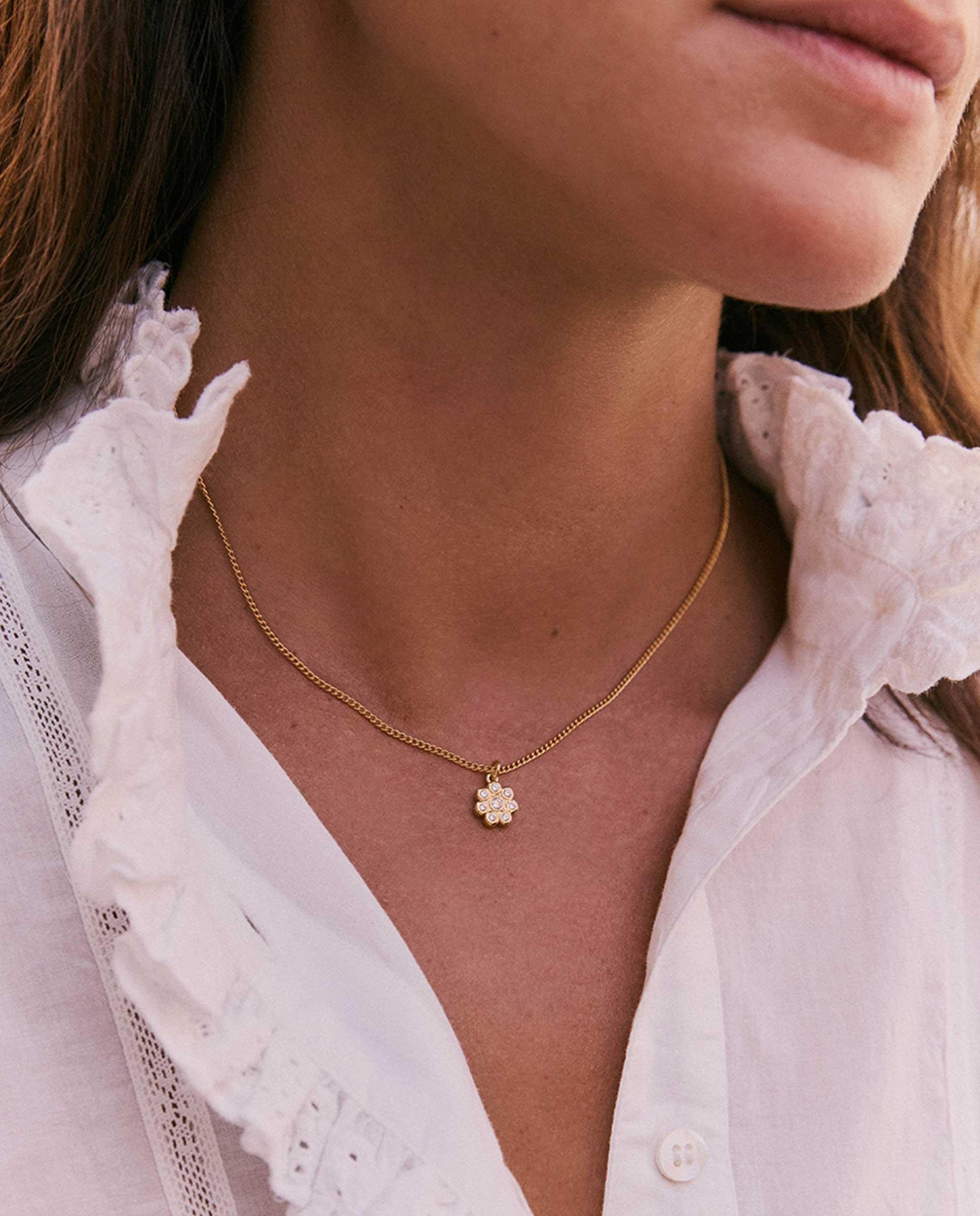 Imagen 3 de Collar pétalo bañado en oro 18k - Apodemia - Blanco Blanco