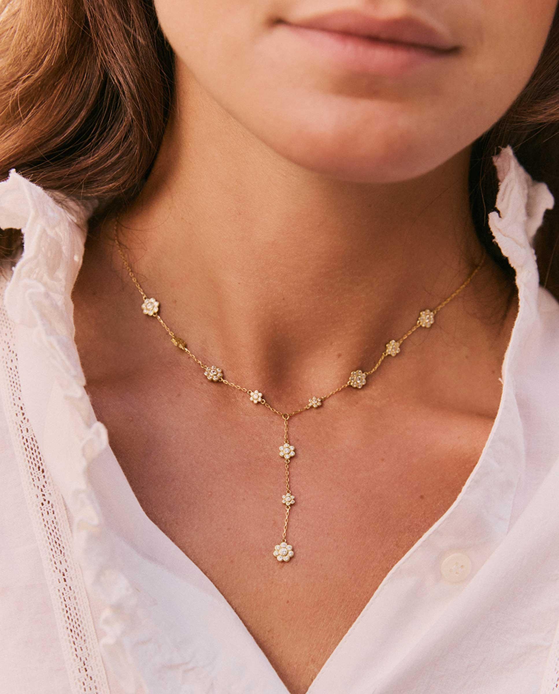 Imagen 3 de Collar drop pétalo bañado en oro 18k - Apodemia - Blanco Blanco