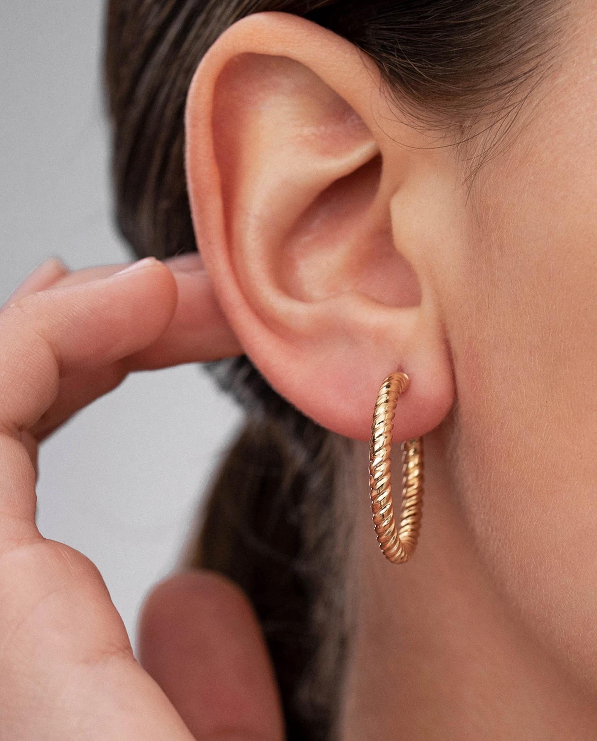 Imagen 4 de Pendientes aro gallonado grande en oro amarillo de 18 kt - MUMIT - Dorado Dorado
