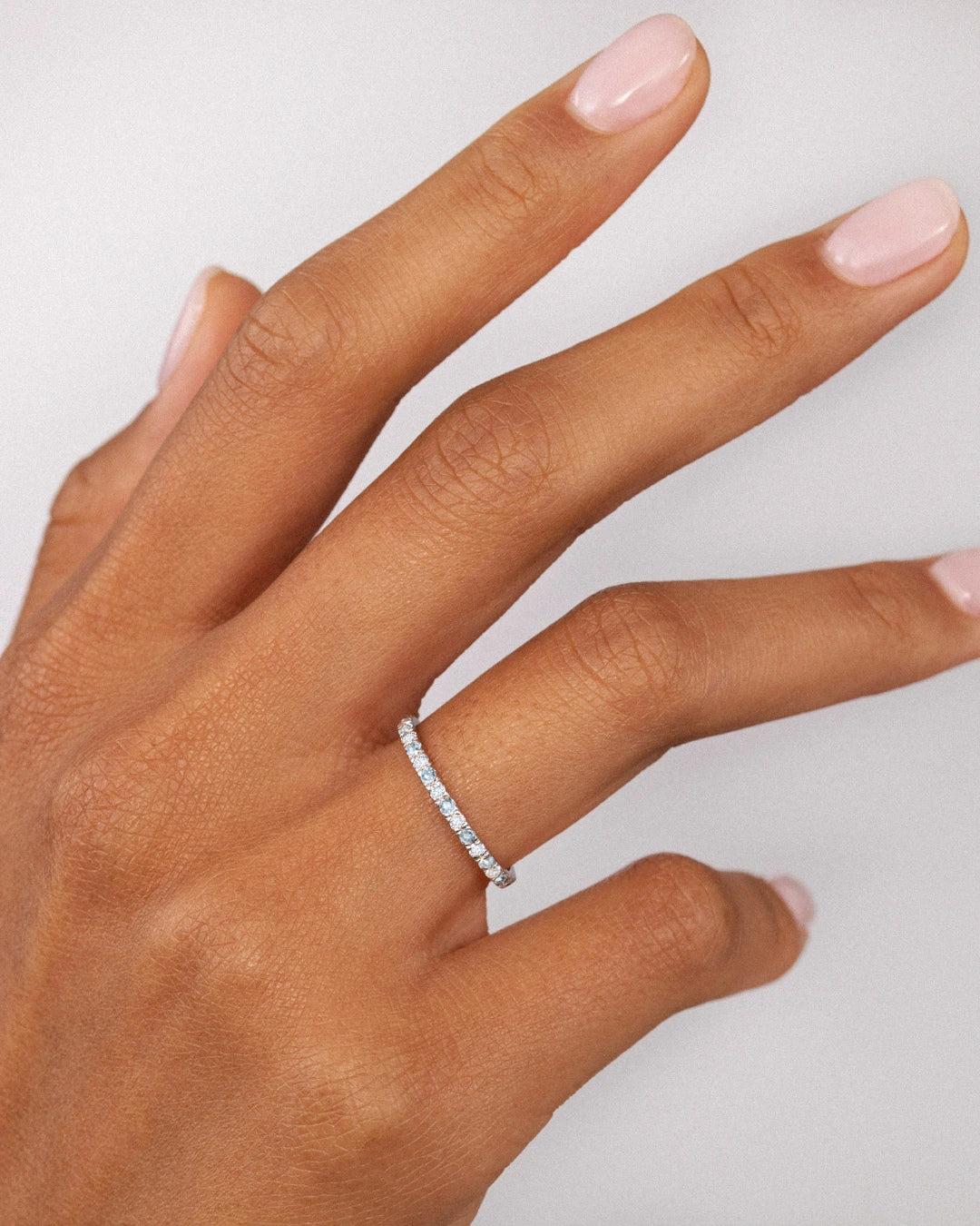 Sortija media alianza milett diamantes y aguamarinas en oro blanco de 18 kt - MUMIT - Azul Azul-2