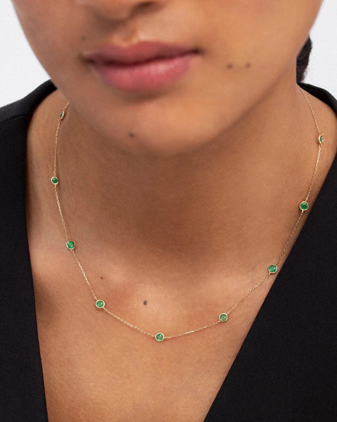 Gargantilla stud colors de esmeraldas en oro amarillo de 18 kt - MUMIT - Verde Verde-2