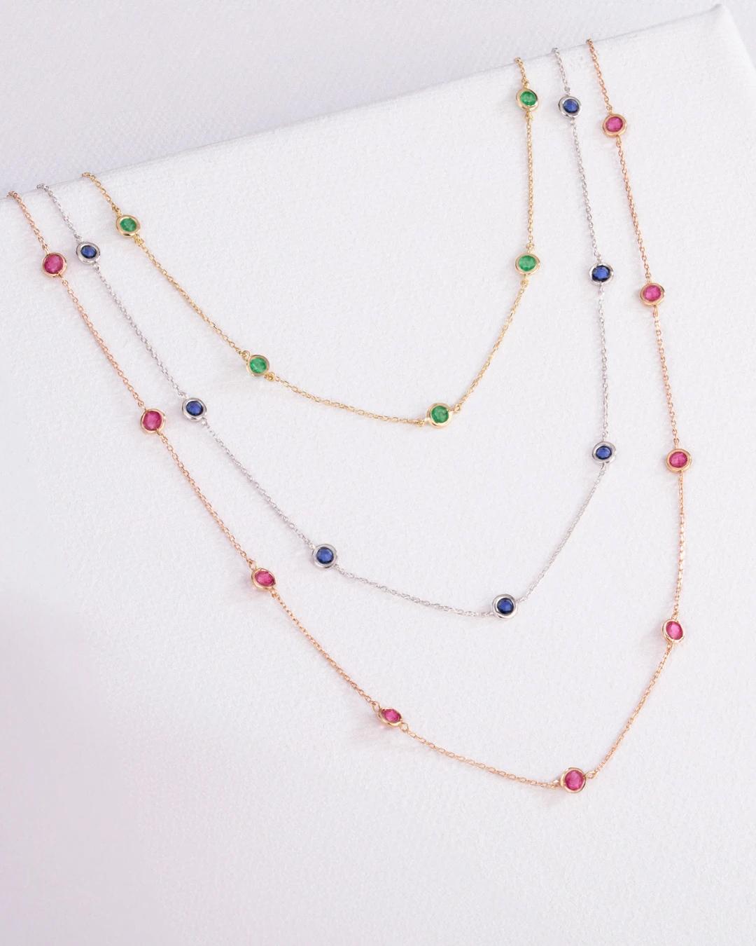 Gargantilla stud colors de esmeraldas en oro amarillo de 18 kt - MUMIT - Verde Verde-5